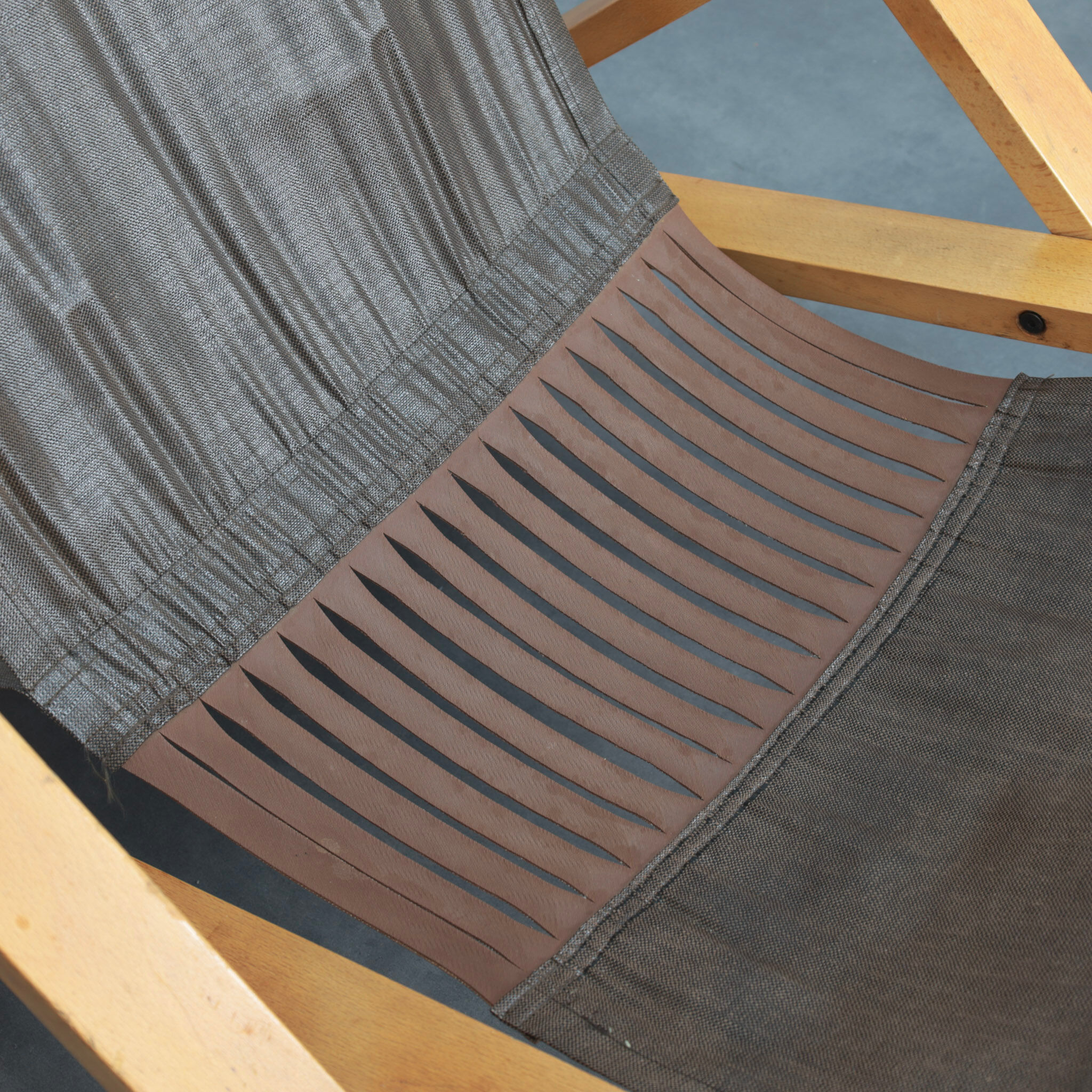 Modernist folding lounge chair with wooden frame, 1970s