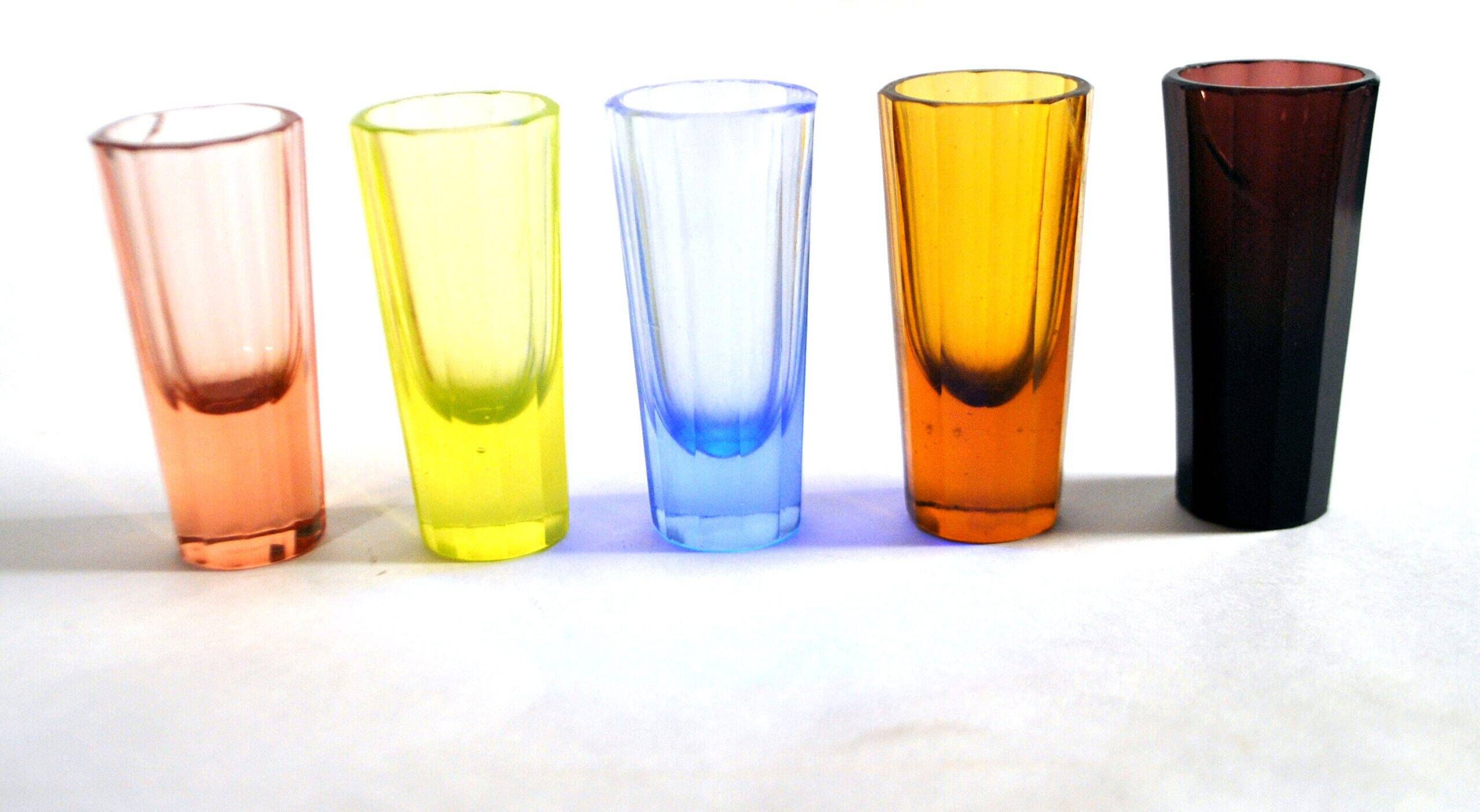 Set of 5 Art Deco 1920s shooter glasses in coloured and uranium glass - ouraline.
