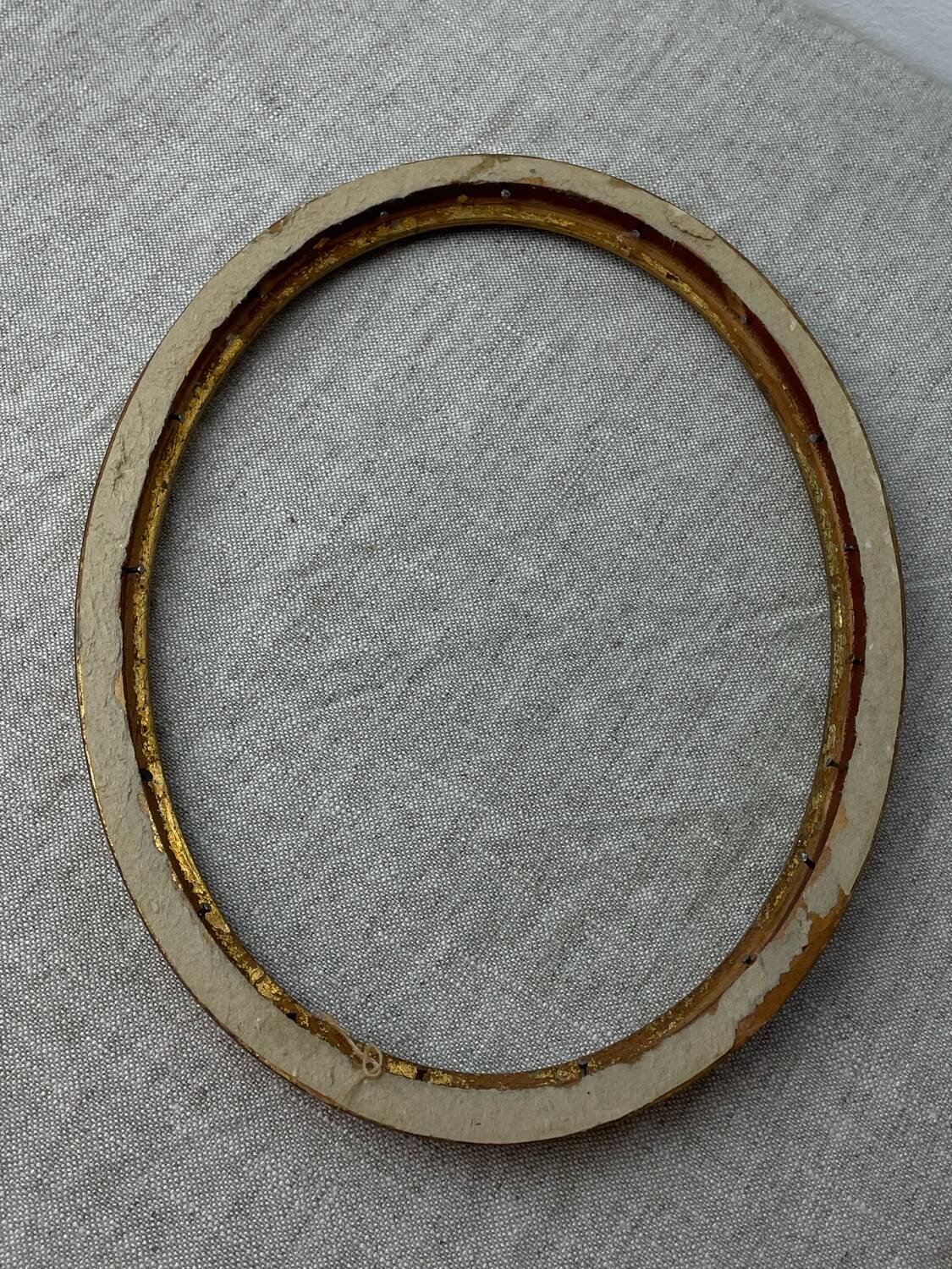 Ancien cadre en bois de forme ovale