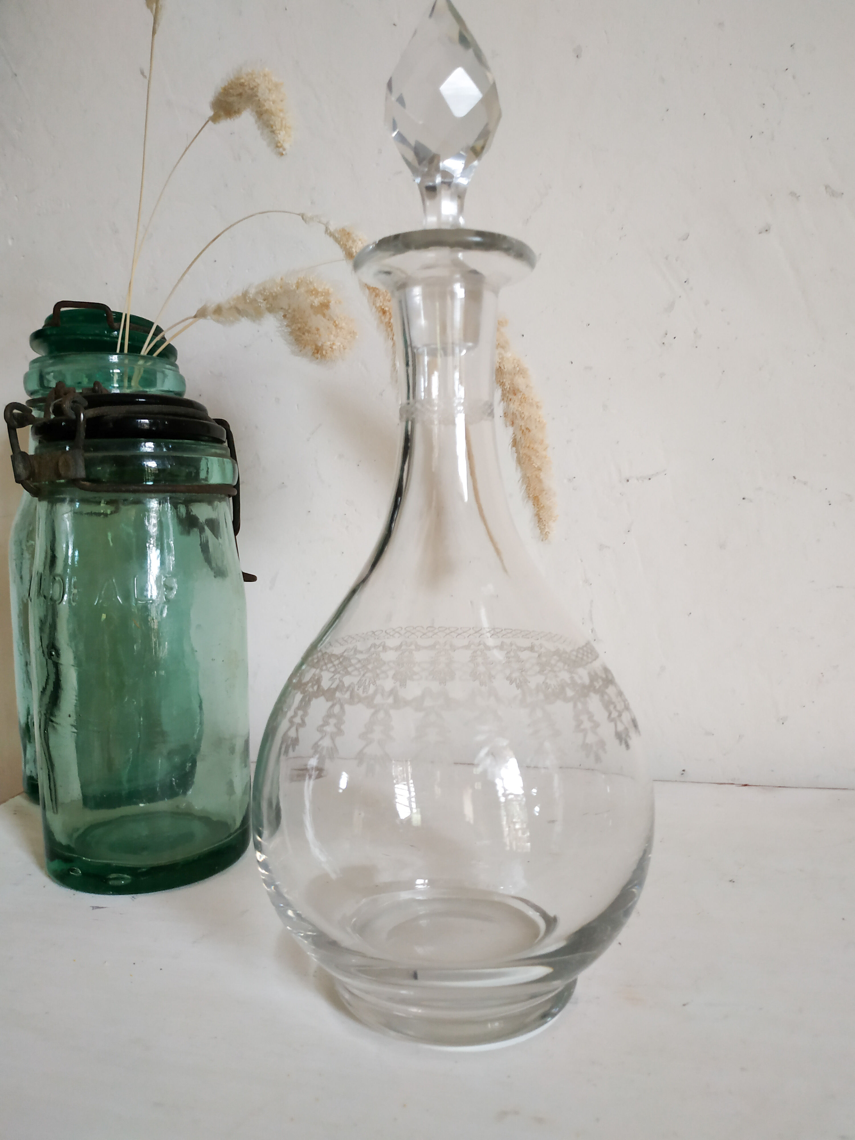 Carafe à vin ancienne en verre travaillé