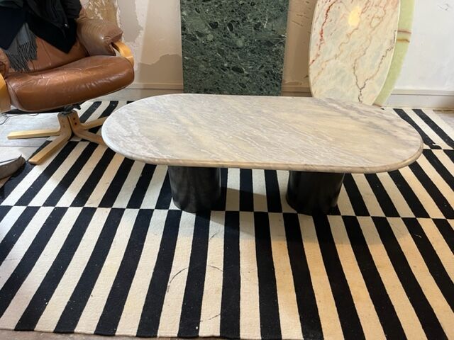 Table basse en marbre gris et pieds acier