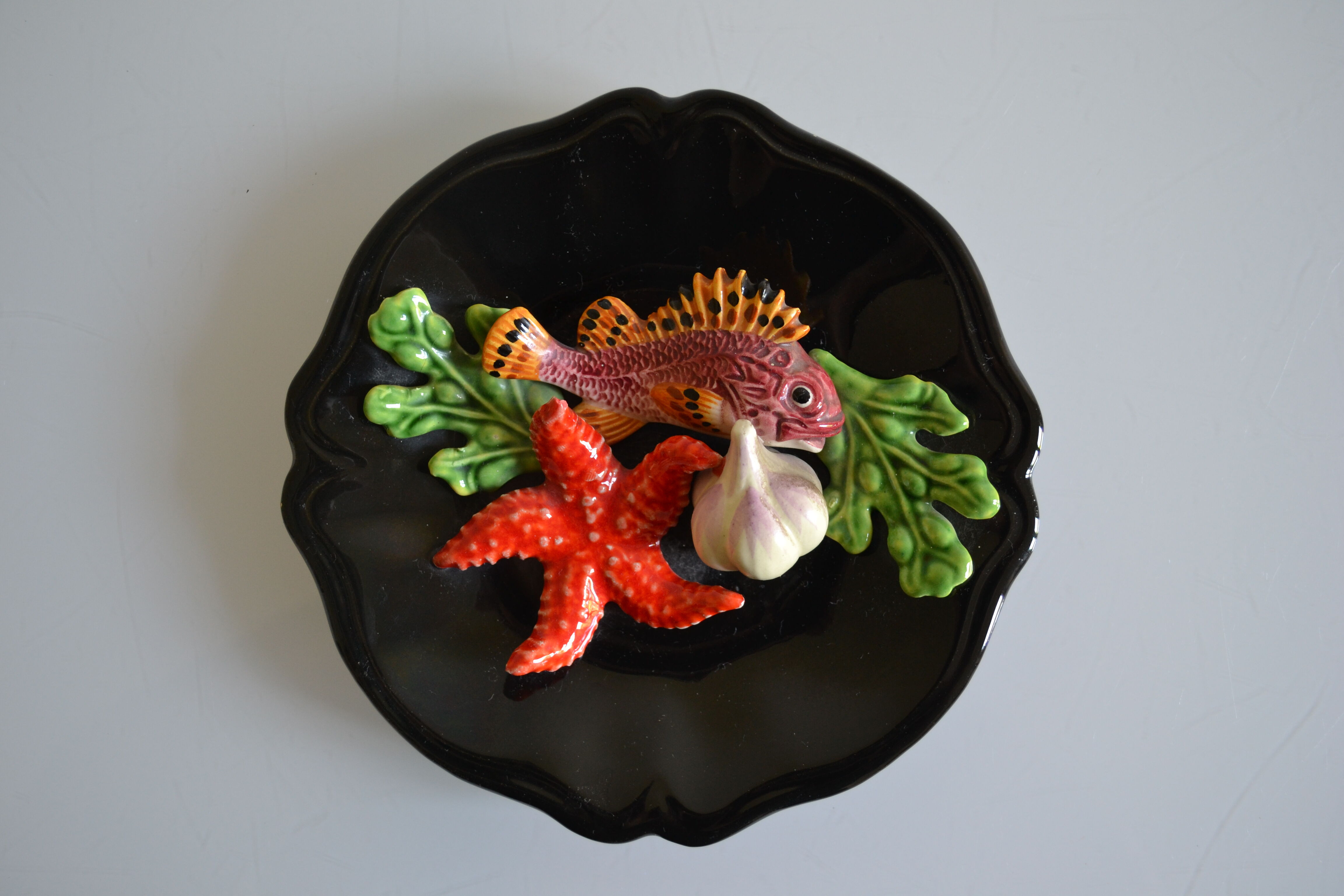 Assiette Vallauris 60's barbotine poisson