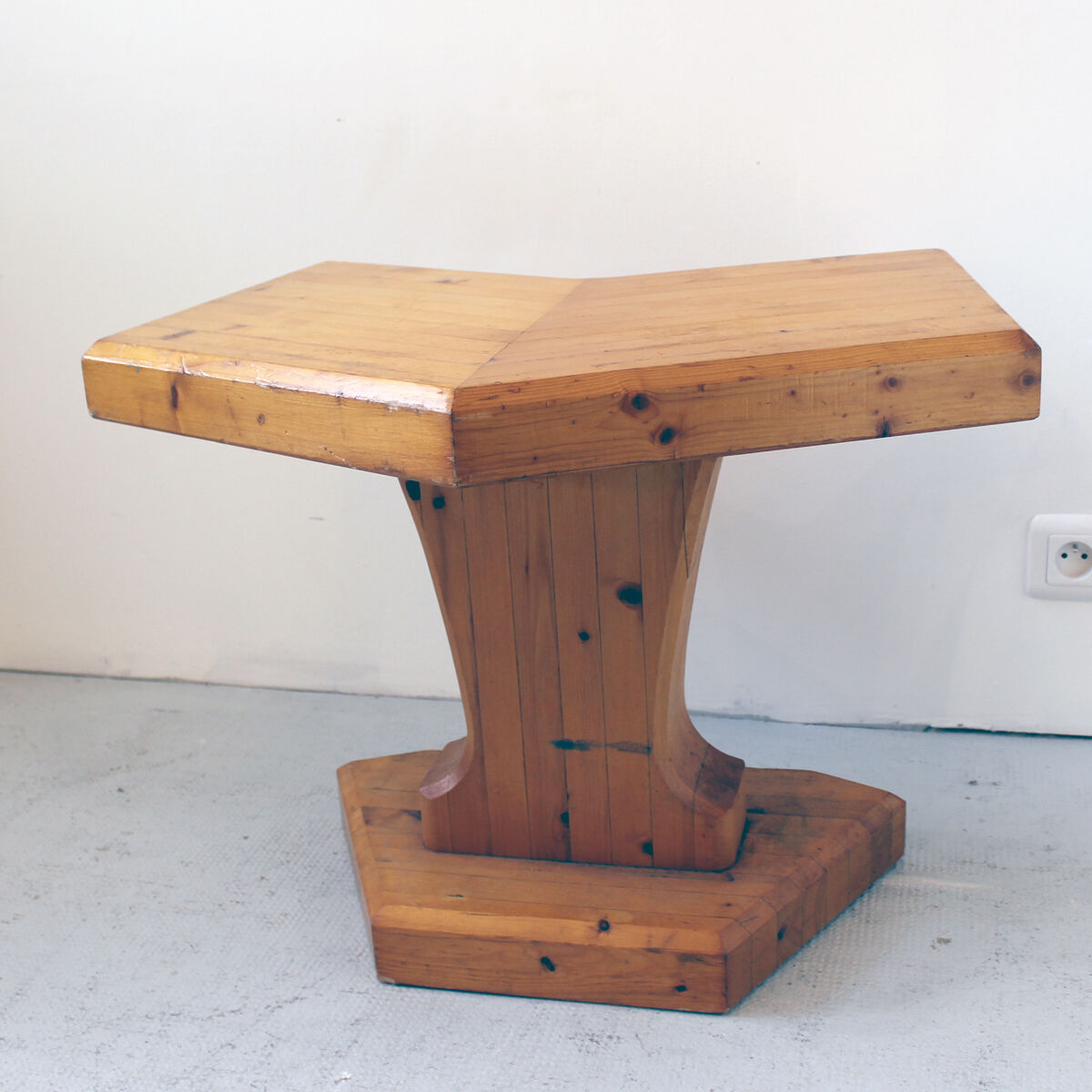 Side table in solid glued laminated pine