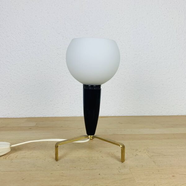 Lampe tripode laiton années 50, globe opaline