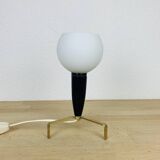 Lampe tripode laiton années 50, globe opaline