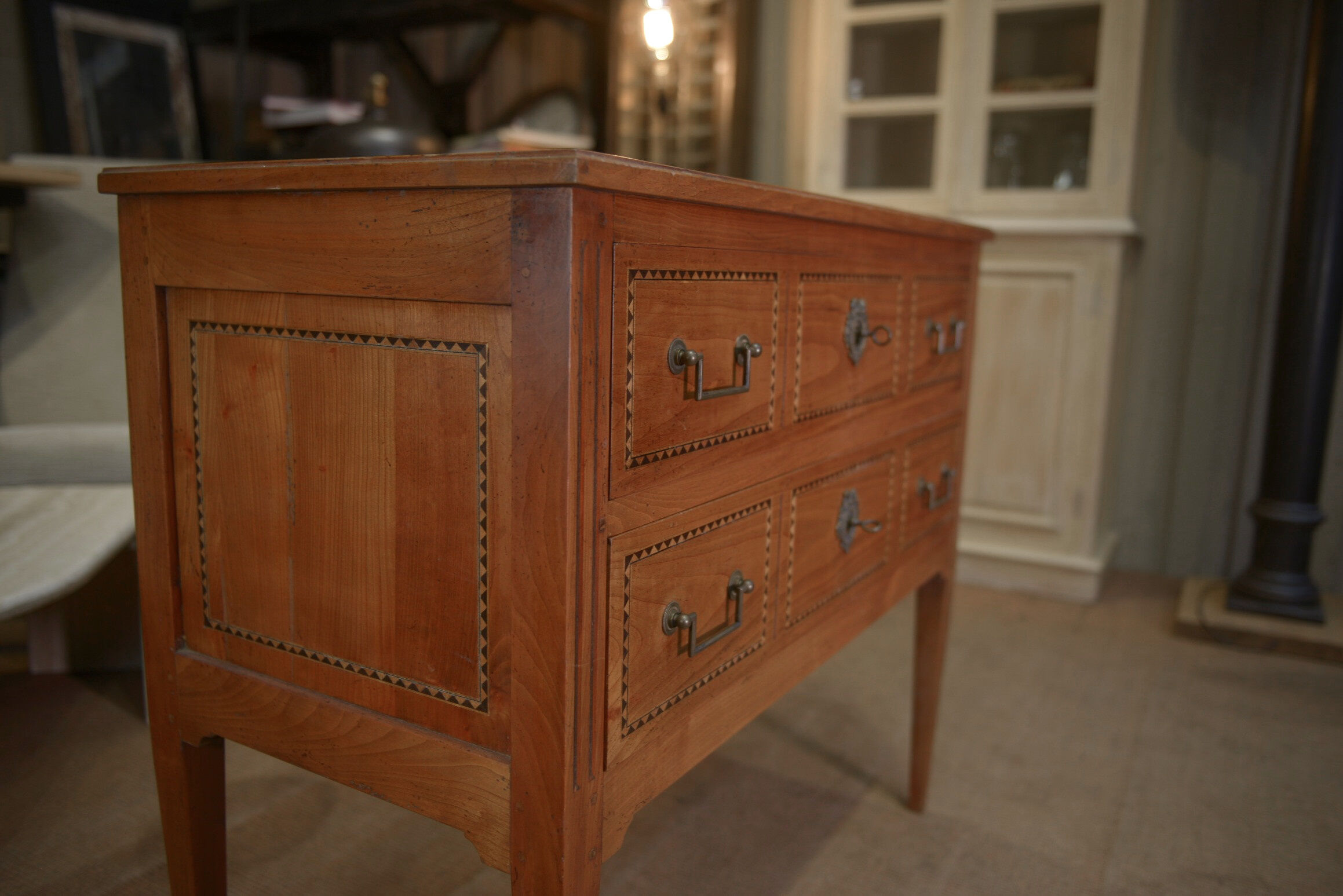 Commode de style Louis XVl en merisier 2 tiroirs estampillée Lechevalier. P.