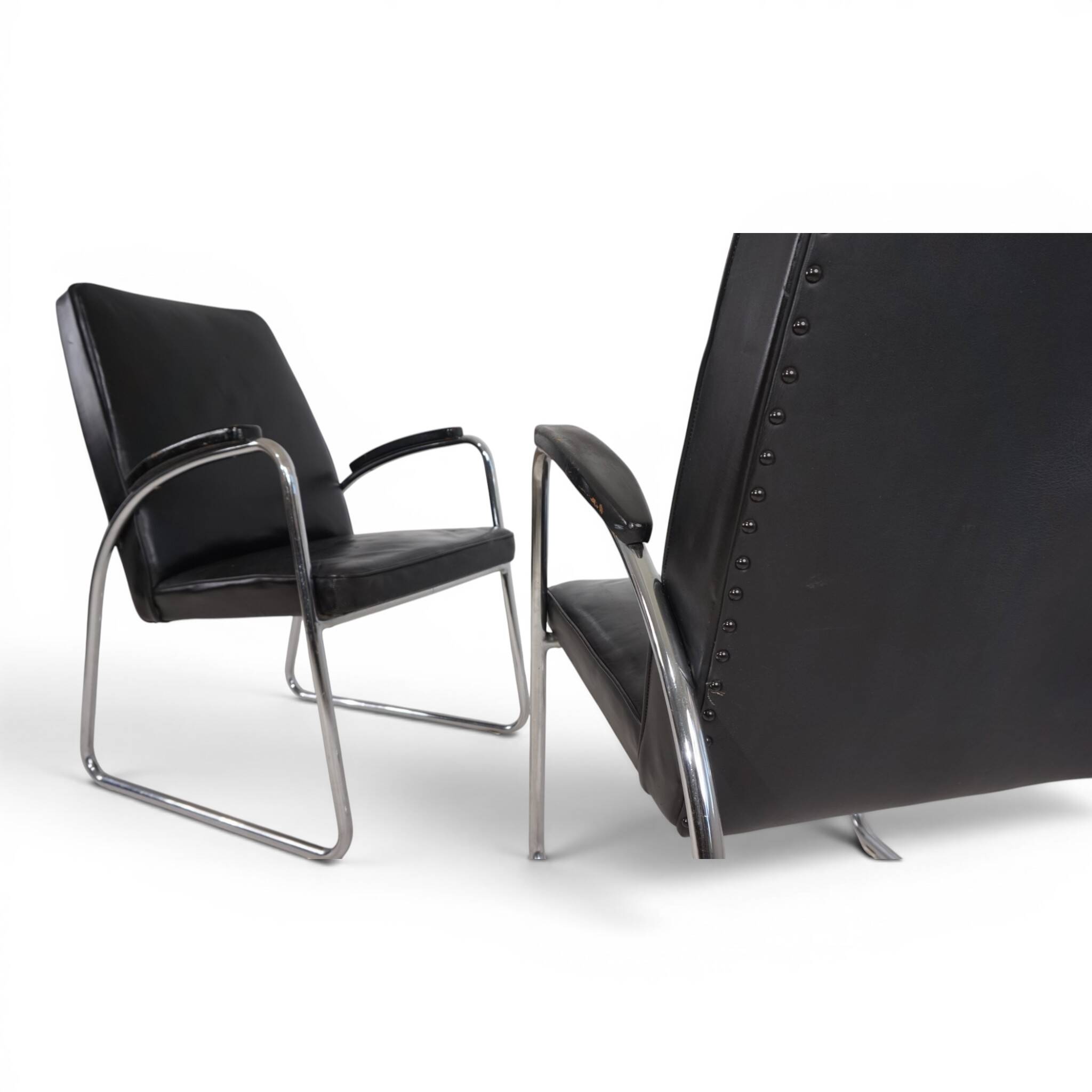Set of 2 tubular steel Bauhaus Streamline leather armchairs, 1930.