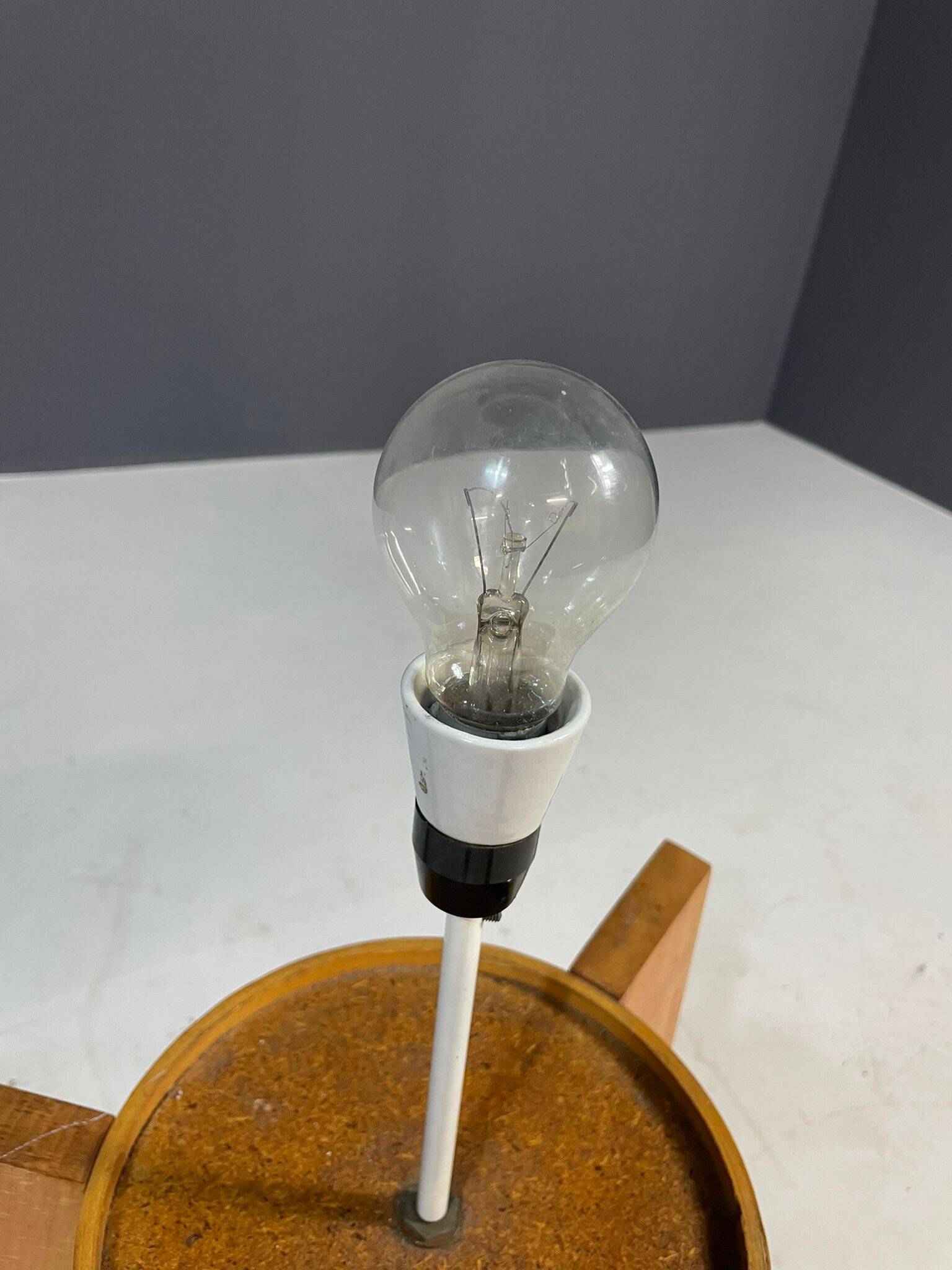 Grand lampadaire ULUV, bois et verre dépoli, Tchécoslovaquie, années 1960