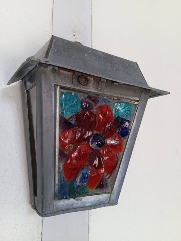 Applique murale en zinc et verres colorés