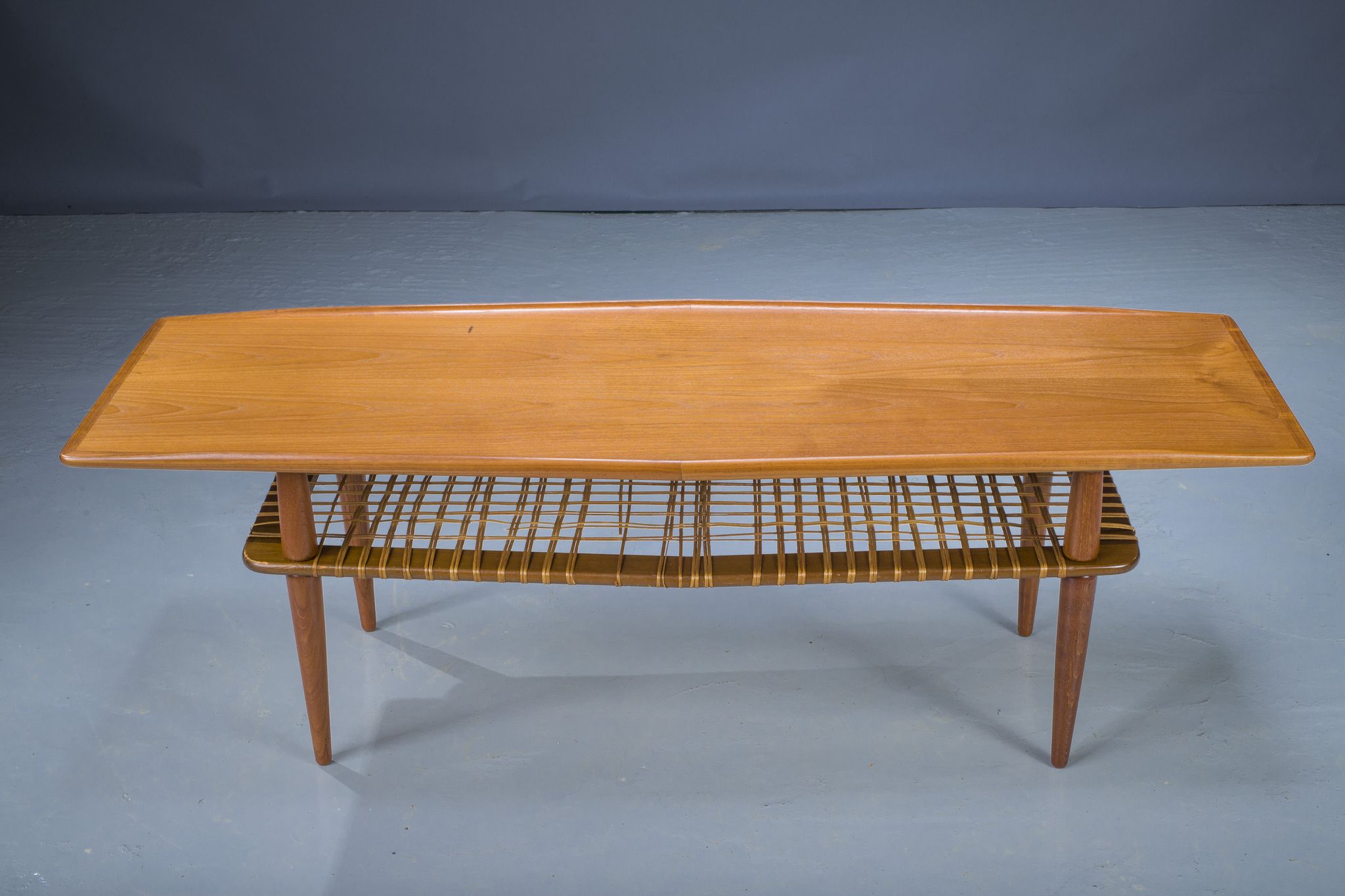 Table basse mid-century en teck et rotin