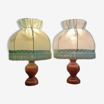 Duo de lampes de chevet bois tourné, abat jour à dôme tissu bleu et franges, vintage