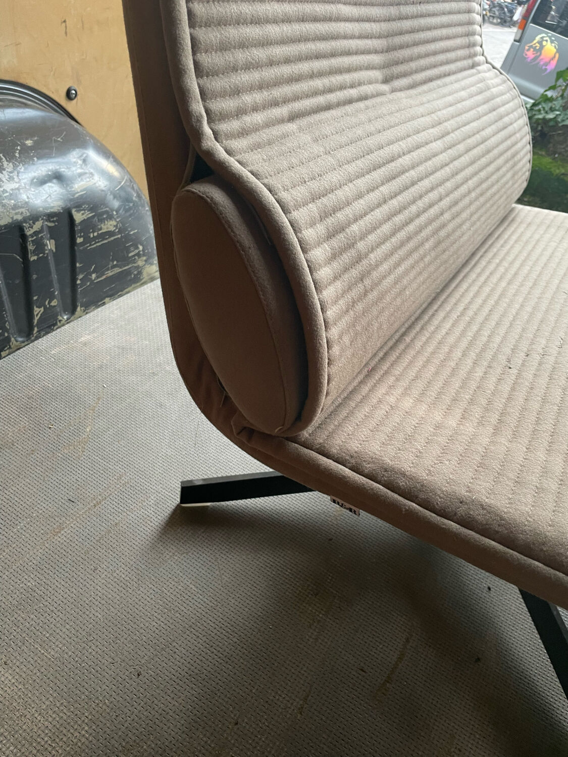 B&B Italia swiveling chair in beige hopsack