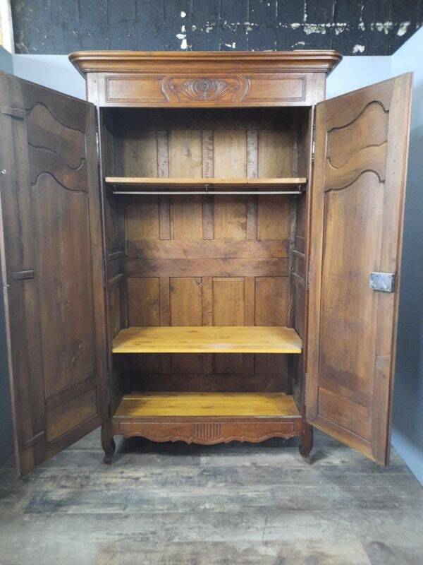 Armoire Louis XV en noyer