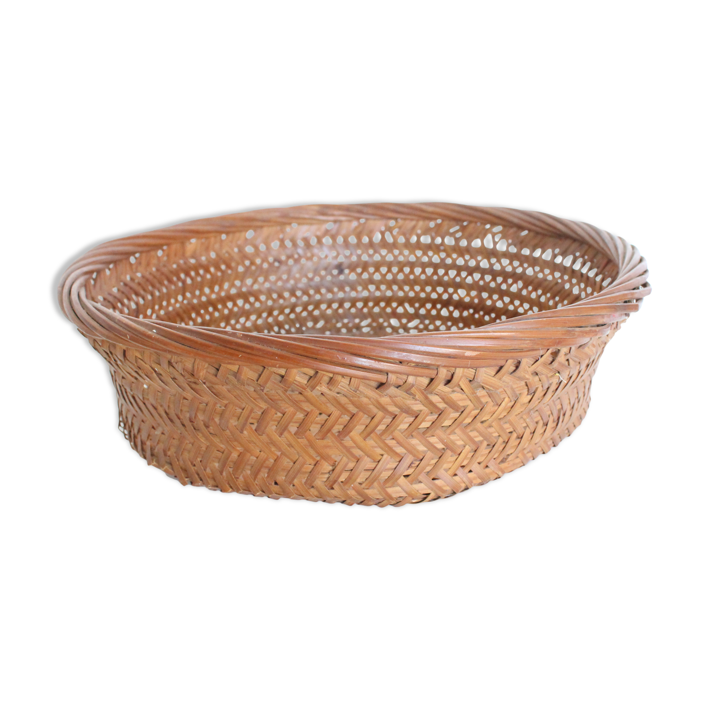 Wicker basket, fruit cut