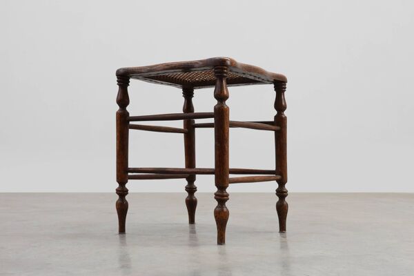Tabouret en bois français ancien avec assise en osier, début du XIXe siècle