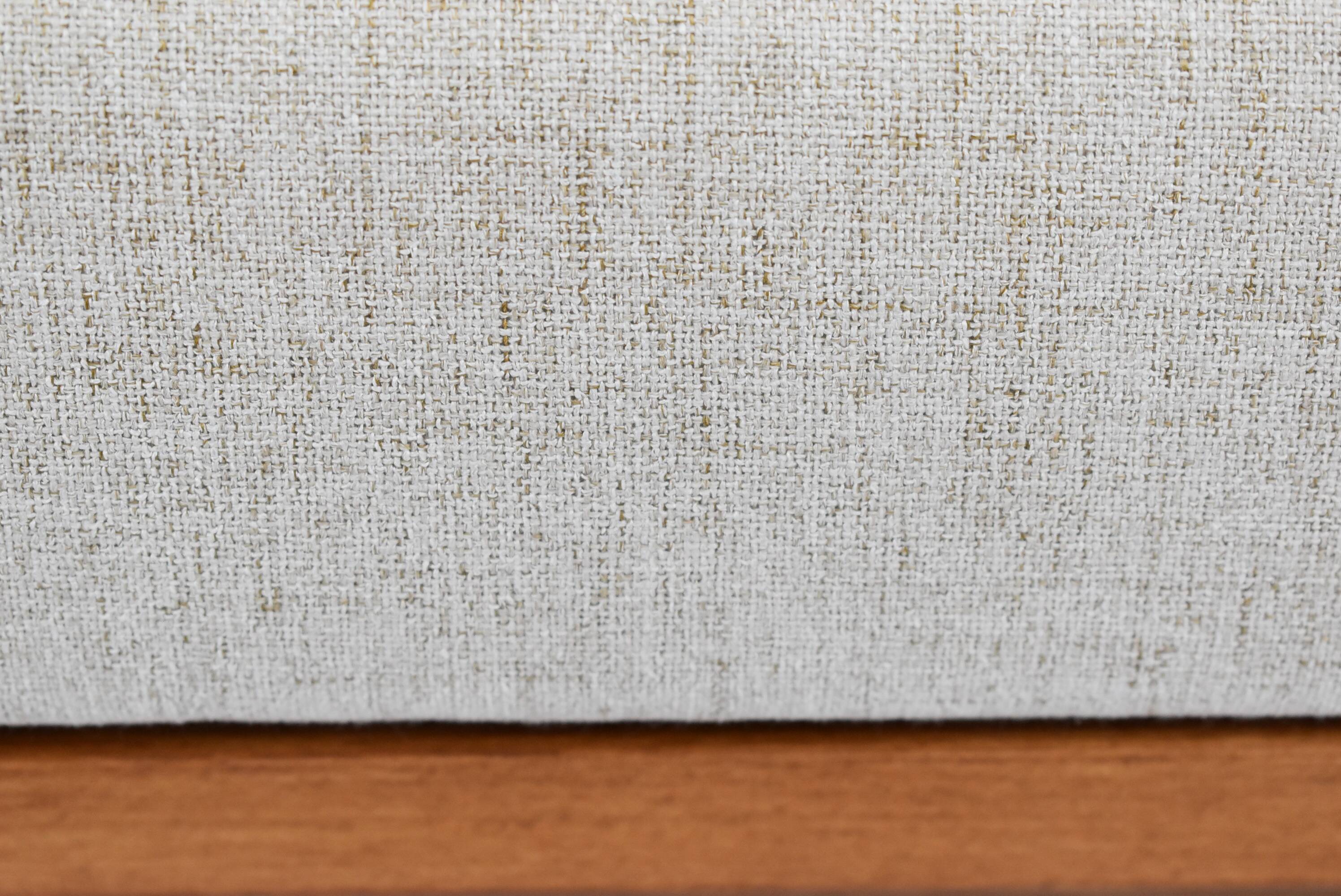 Canapé deux places beige de style scandinave