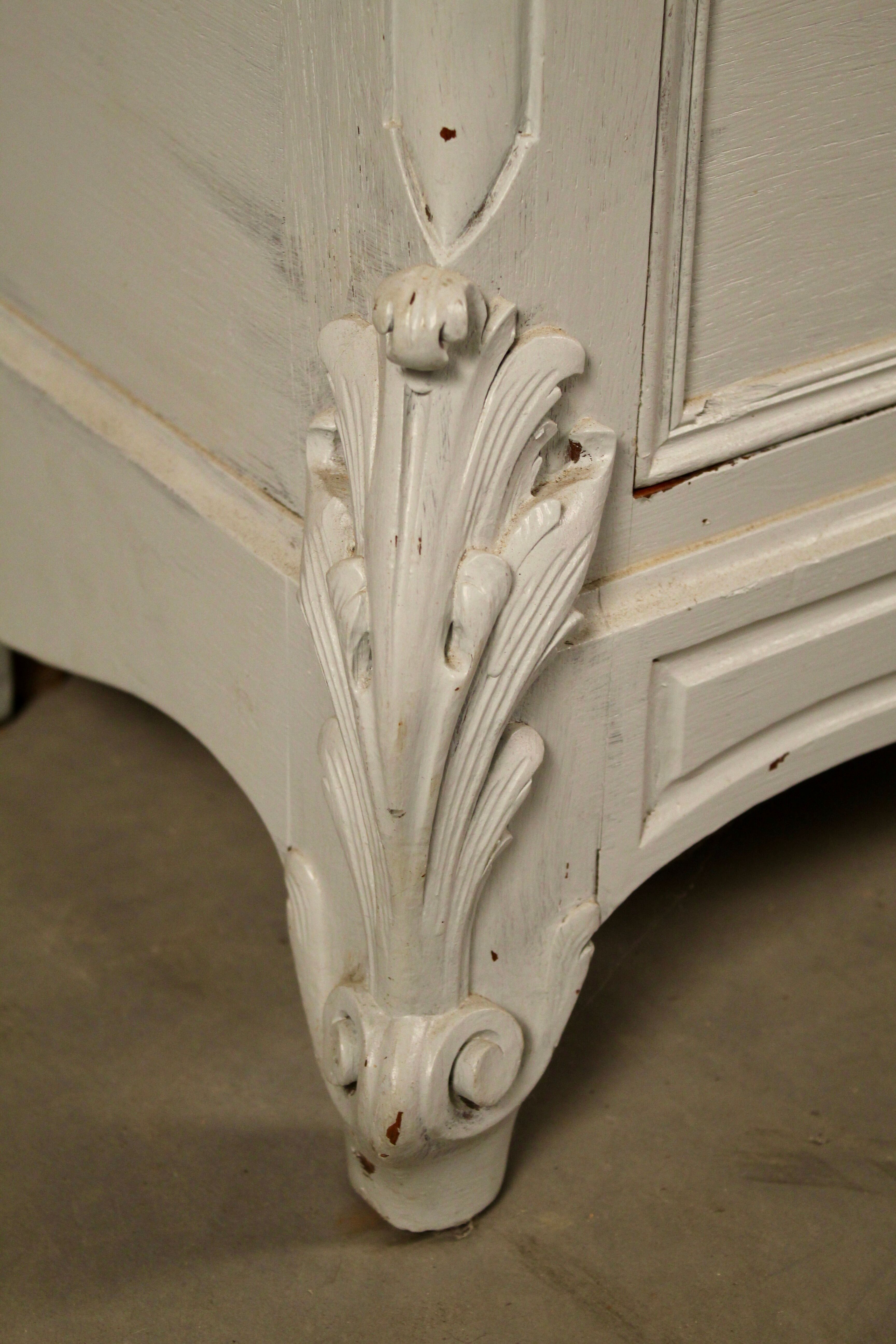 Louis XV style presentation furniture, painted wood