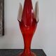 Vase de designer en forme de tulipe années 70, verre soufflé rouge orange, Dragan Drobnjak