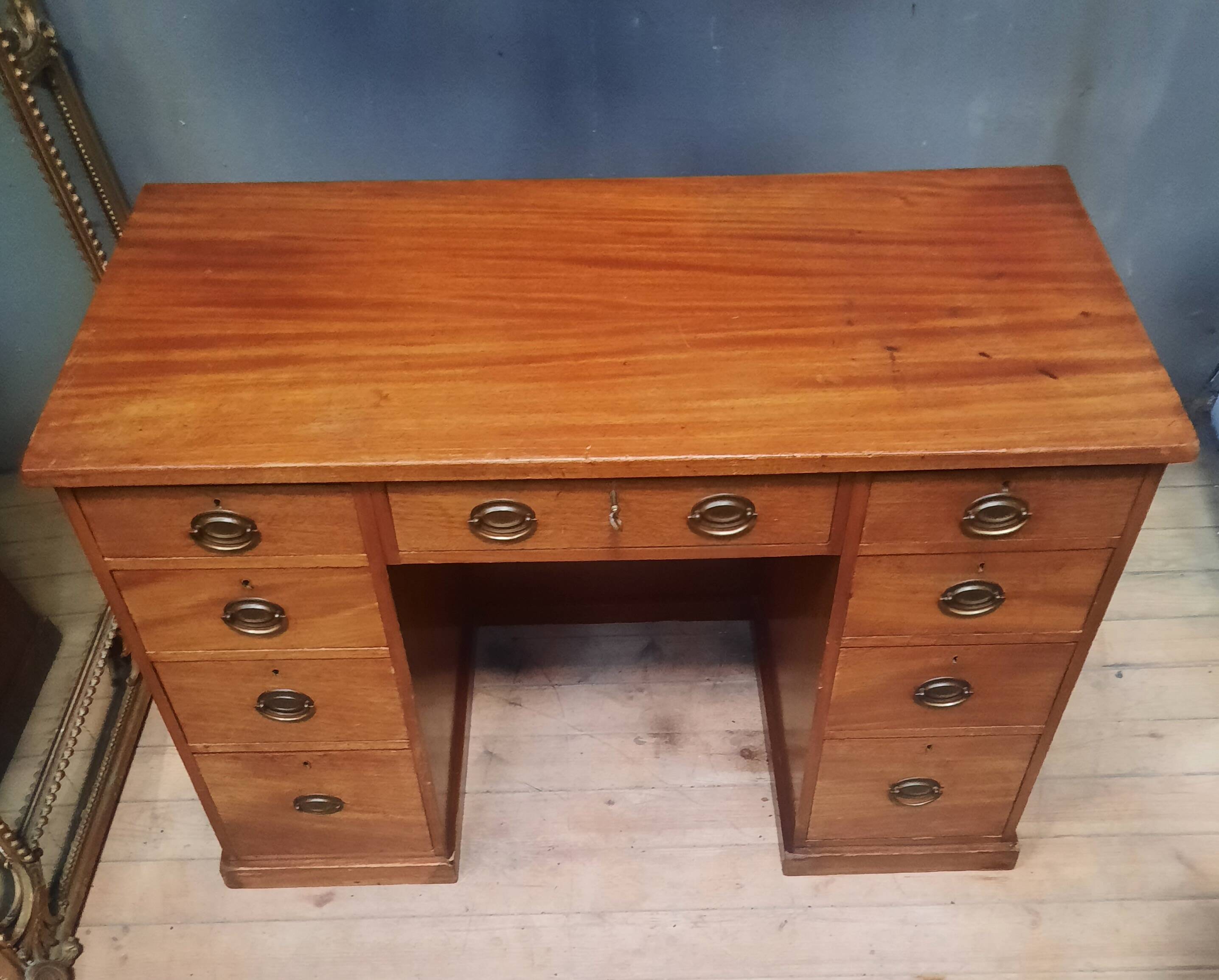 Nineteenth-century chest of drawers in mahogany.