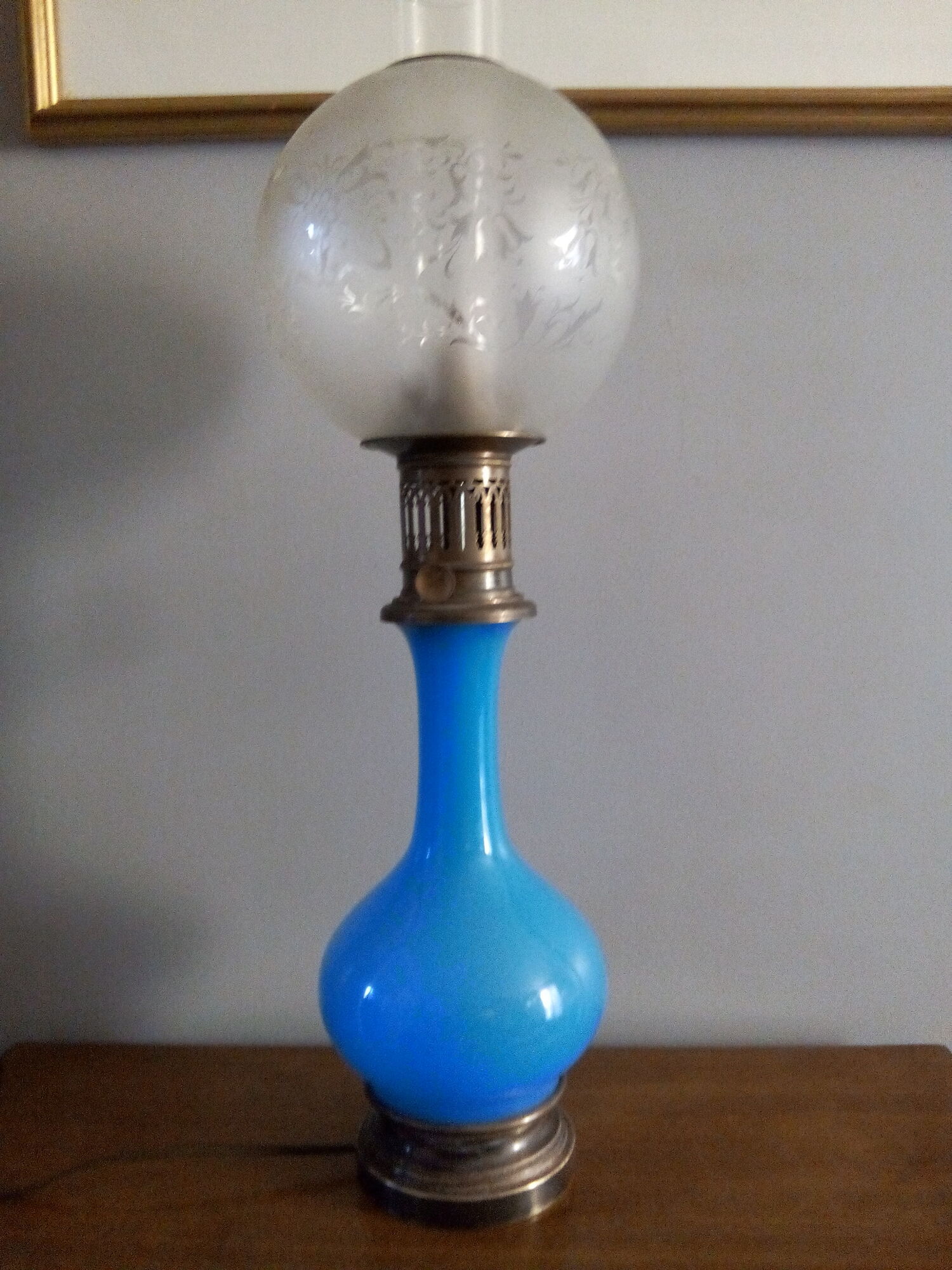 Lampe à pétrole en verre opalescent bleu, électrifiée