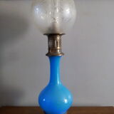 Lampe à pétrole en verre opalescent bleu, électrifiée