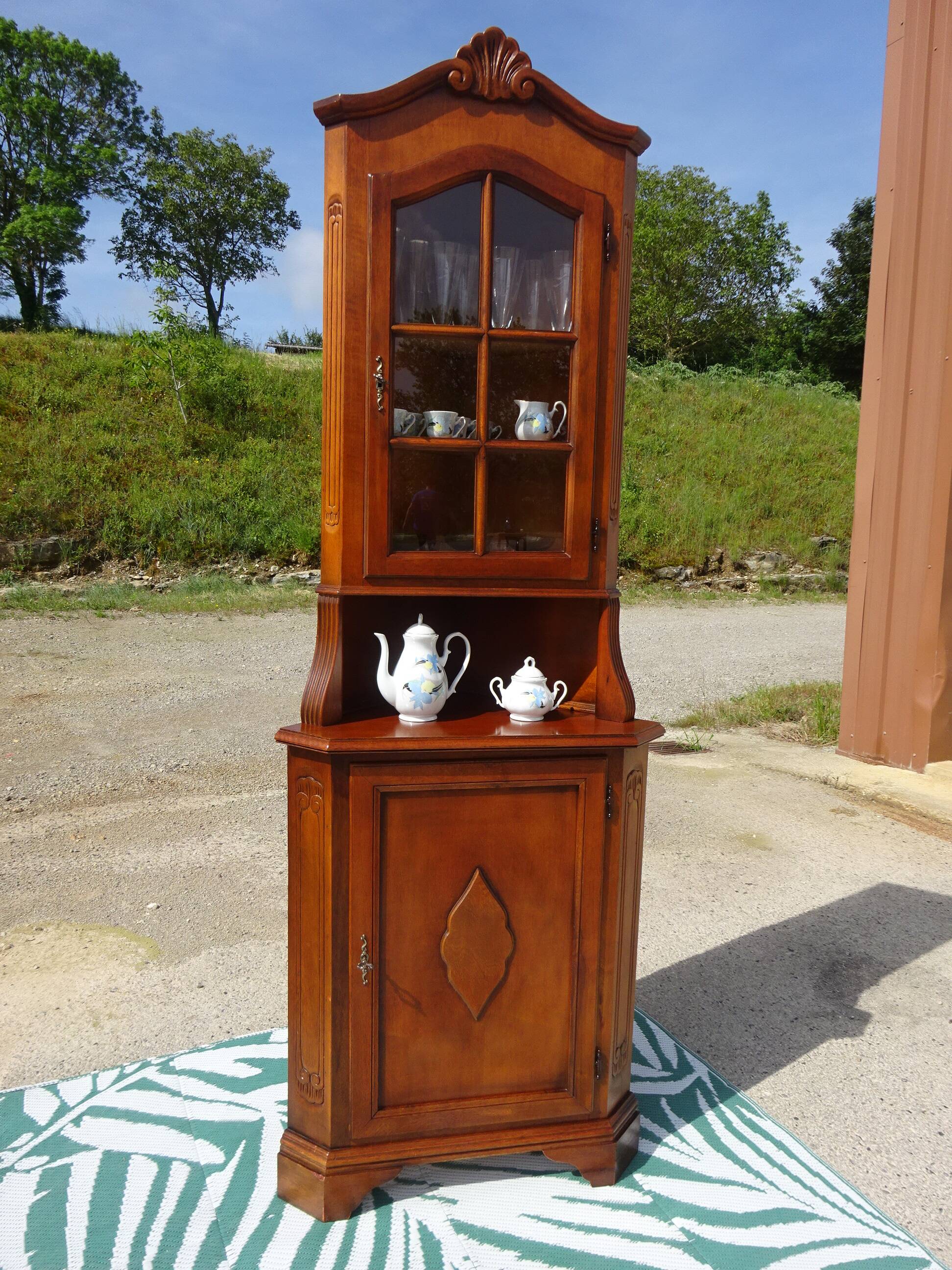 Corner two-body sideboard