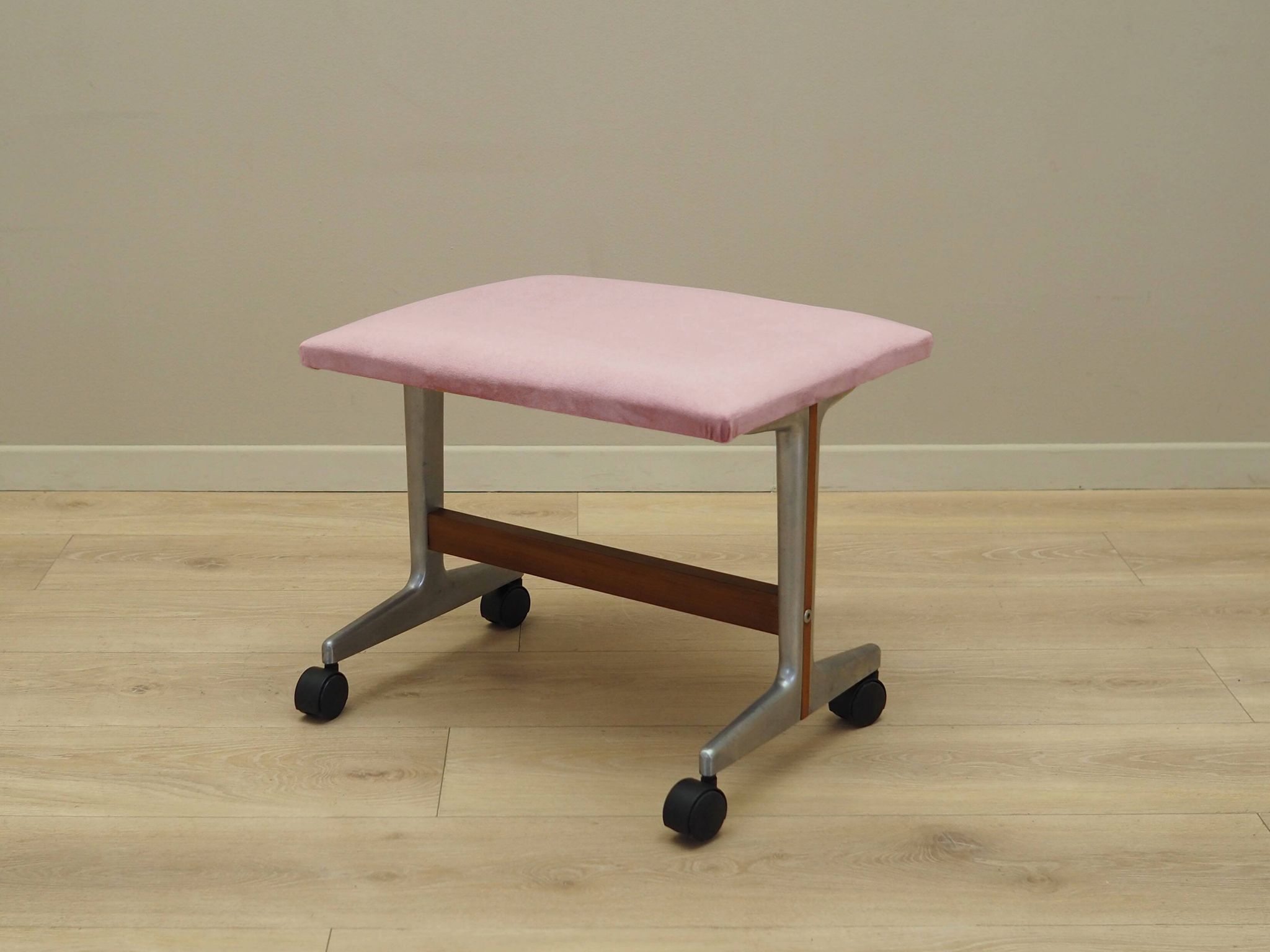 Repose-pieds danois rose, années 1960