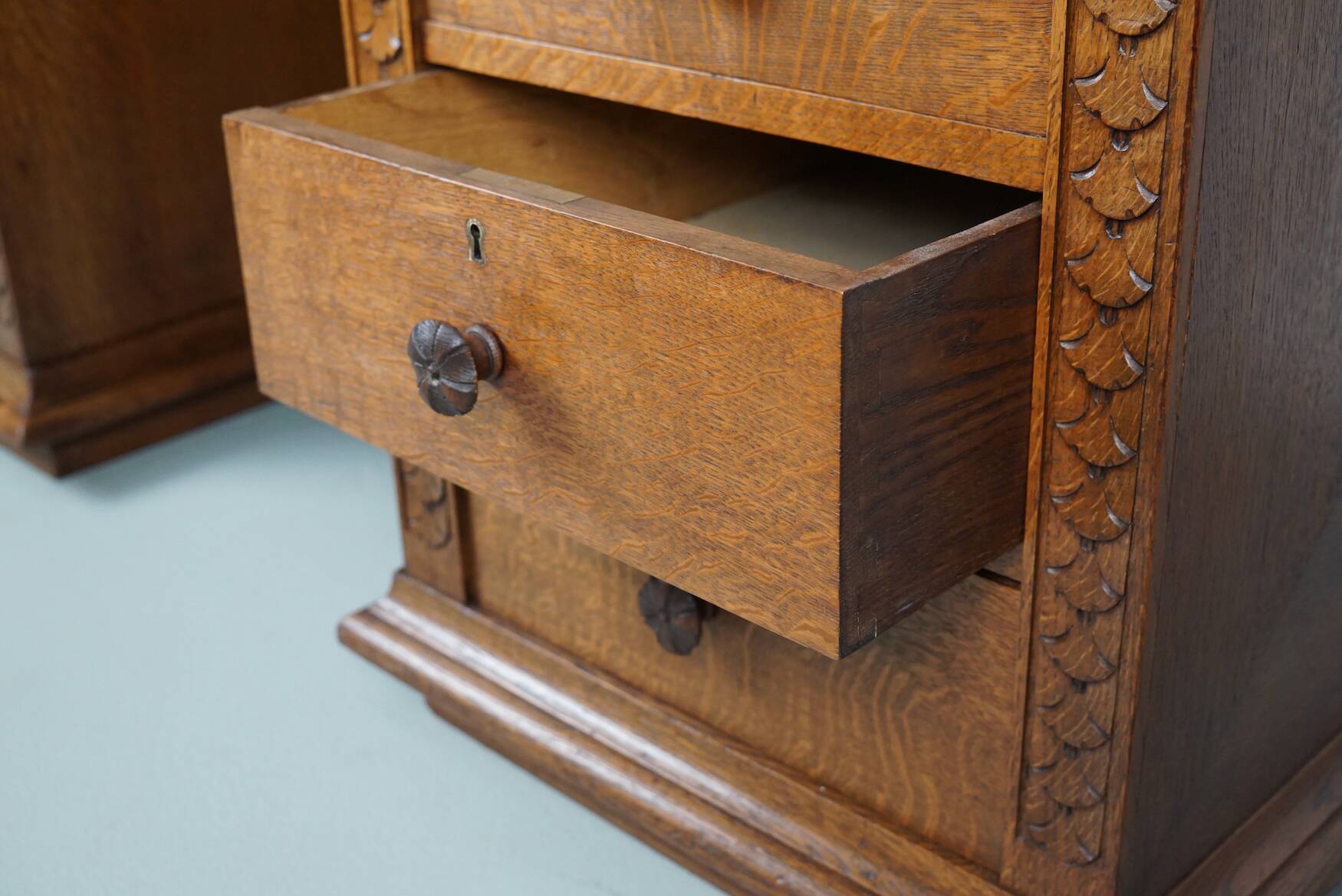 Bureau / Comptoir de Magasin Antique Art Nouveau en Chêne Sculpté, Pays-Bas, Début du 20ème Siècle