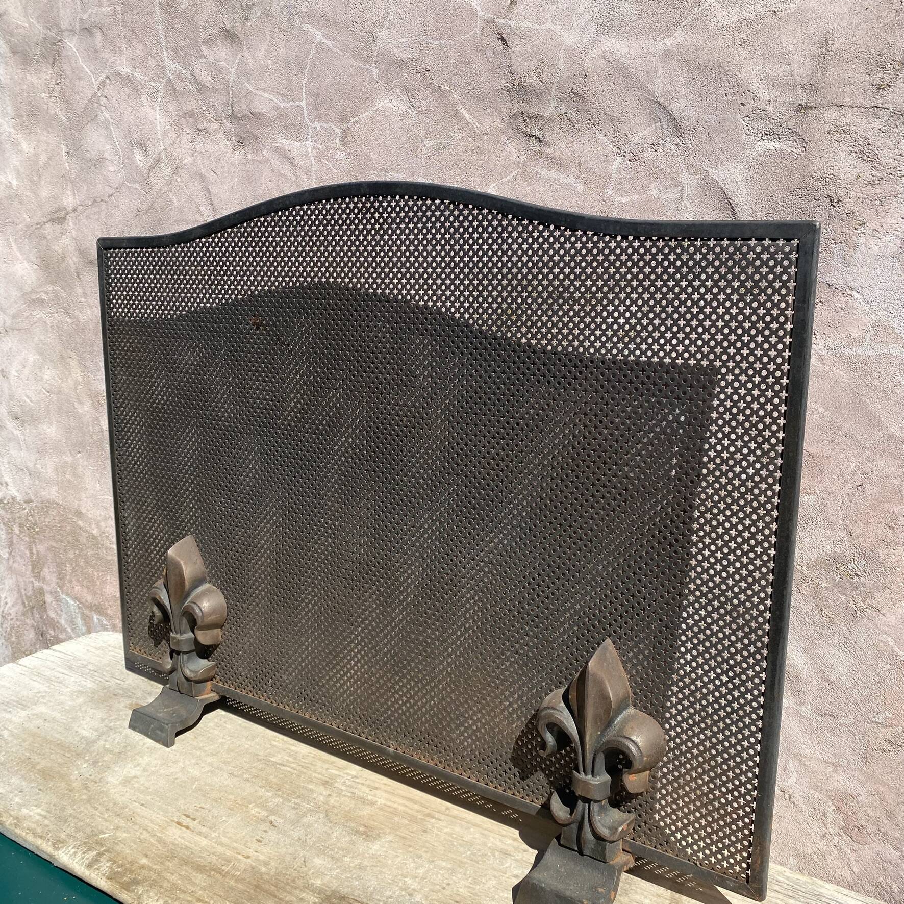 Fireplace screen in metal with cast iron fleur-de-lis.