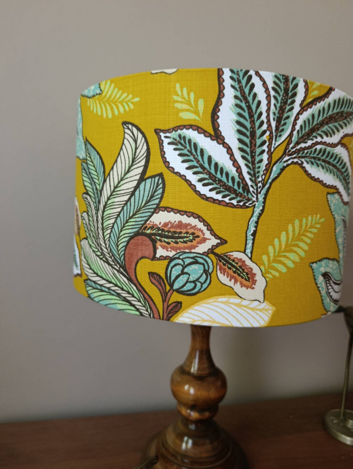 Lampe à poser bois tourné ancien | imprimé ocre végétal & botanique 