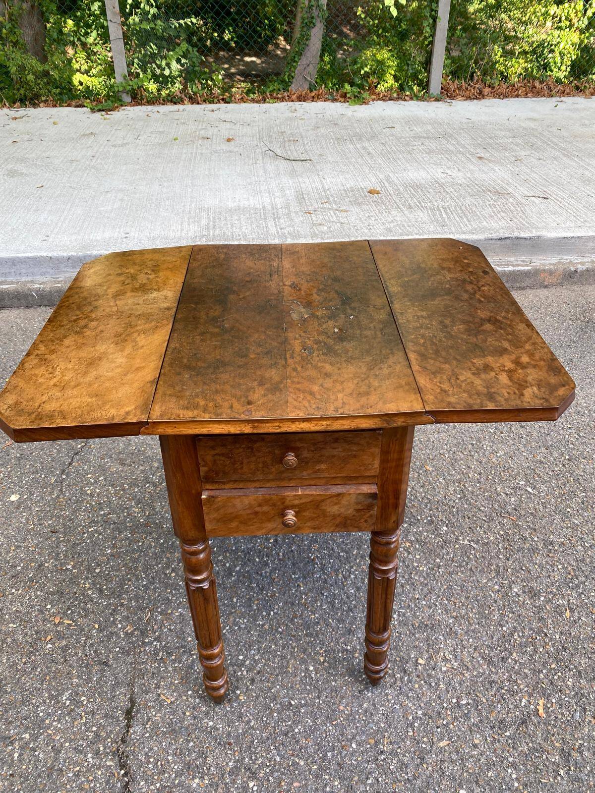 Victorian Pembroke table from the 19th century in walnut burr with drop-leaves.