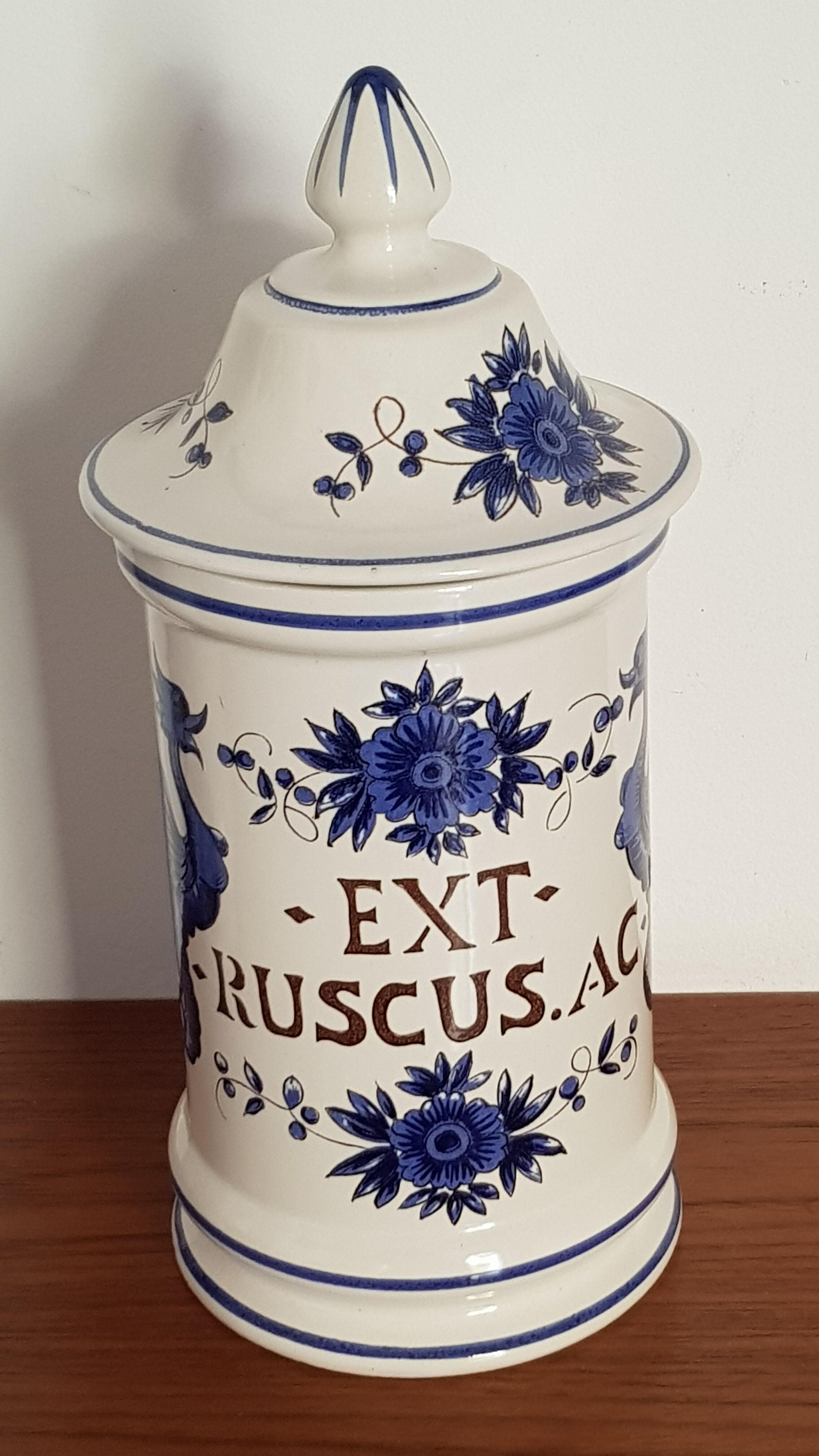 Pots a pharmacy in earthenware