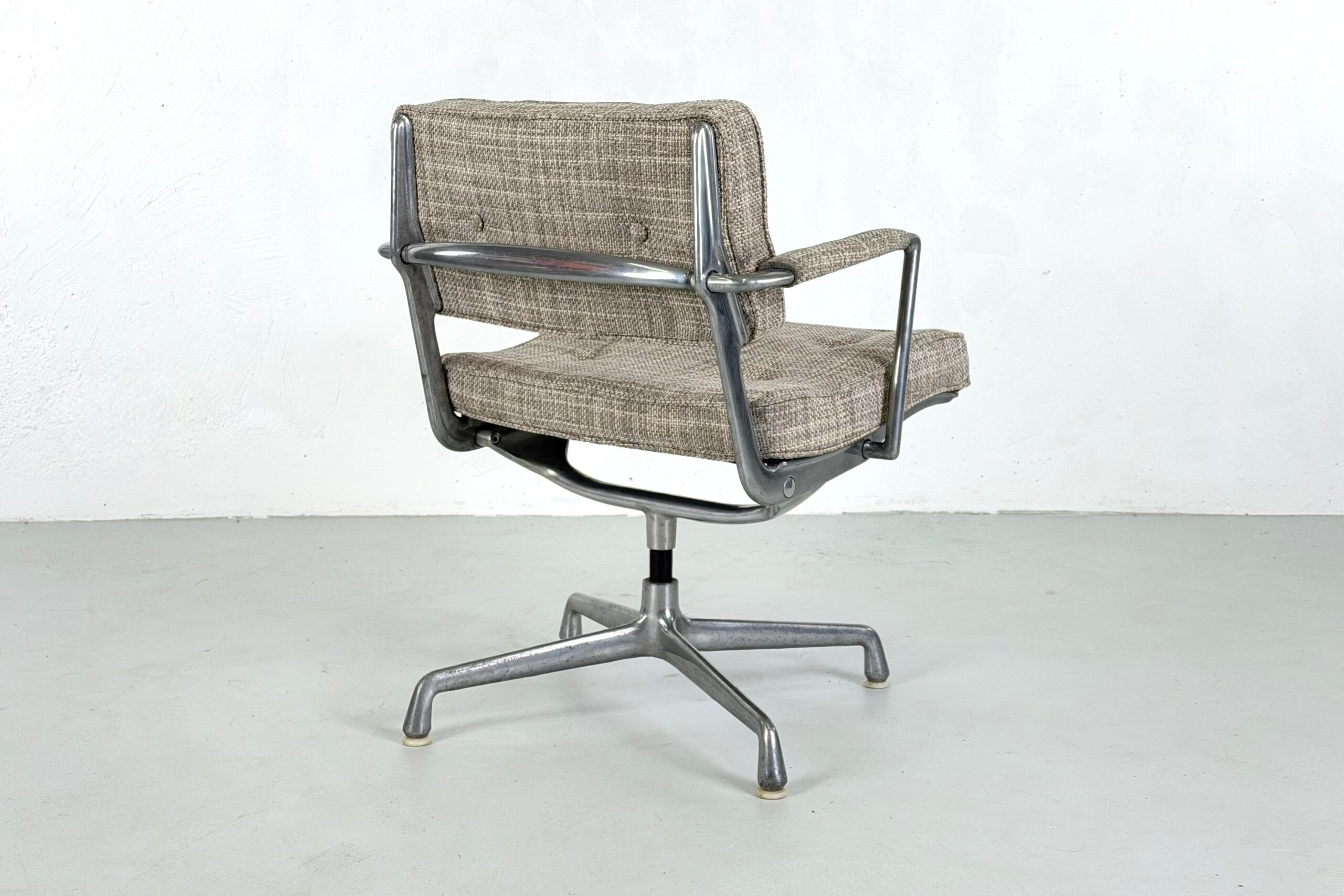 ES102 "Intermediate" office chair by Charles & Ray Eames for Herman Miller – 1960s