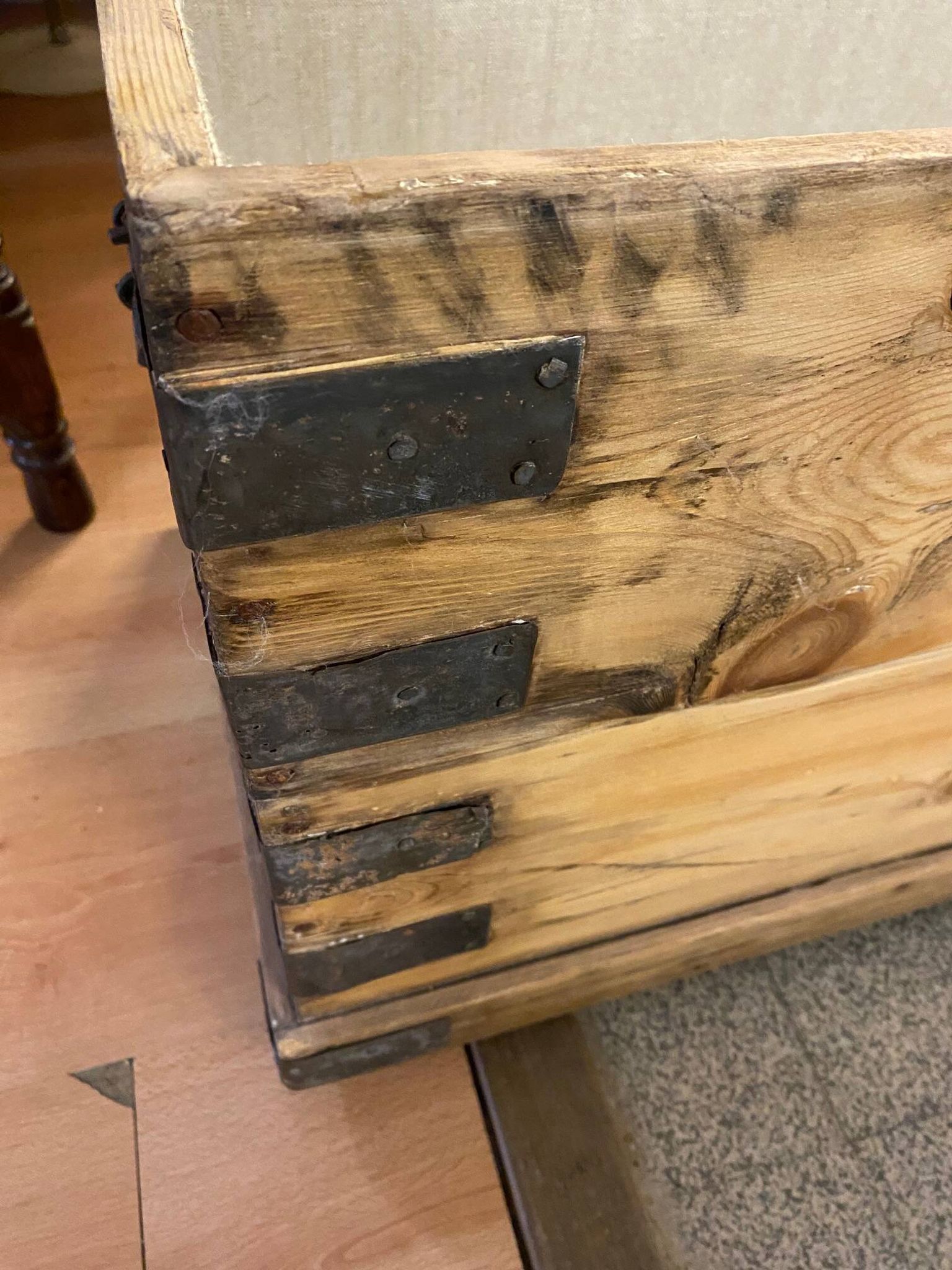 Ancienne malle coffre en bois de pin naturel avec interieur capitonne