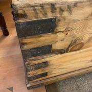 Ancienne malle coffre en bois de pin naturel avec interieur capitonne