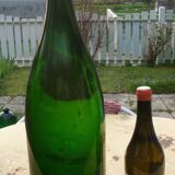 Bouteille en verre soufflé vert de 58 cm.