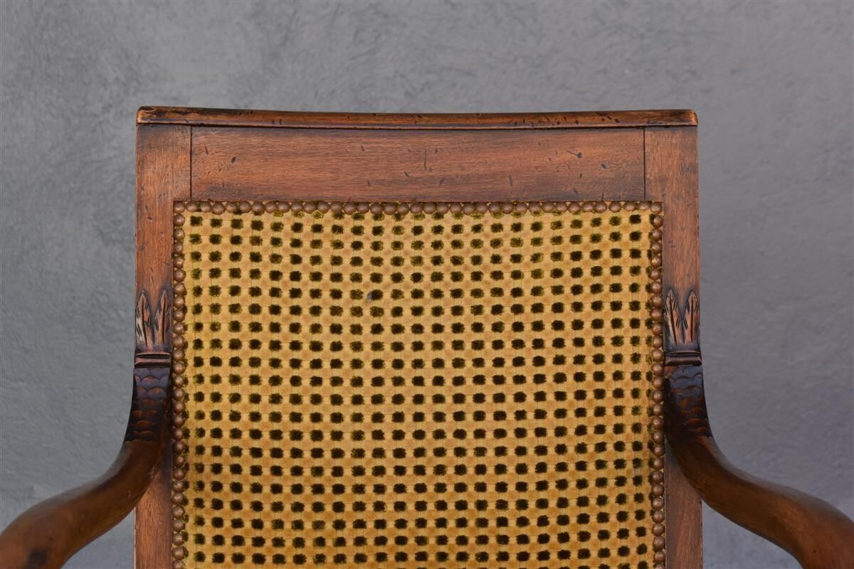 Paire de fauteuils en noyer de style restauration
