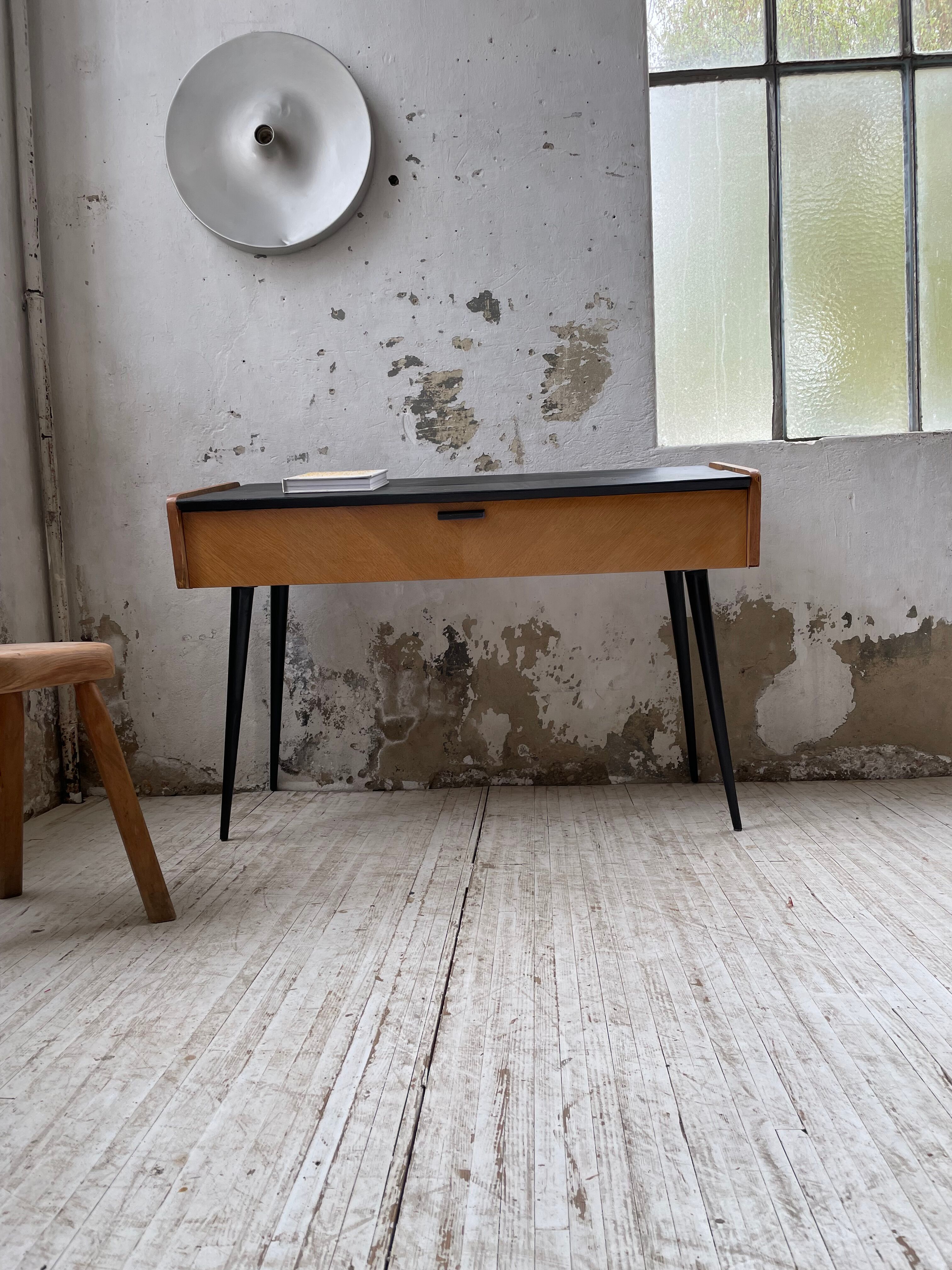 Console desktop feet compass 60s