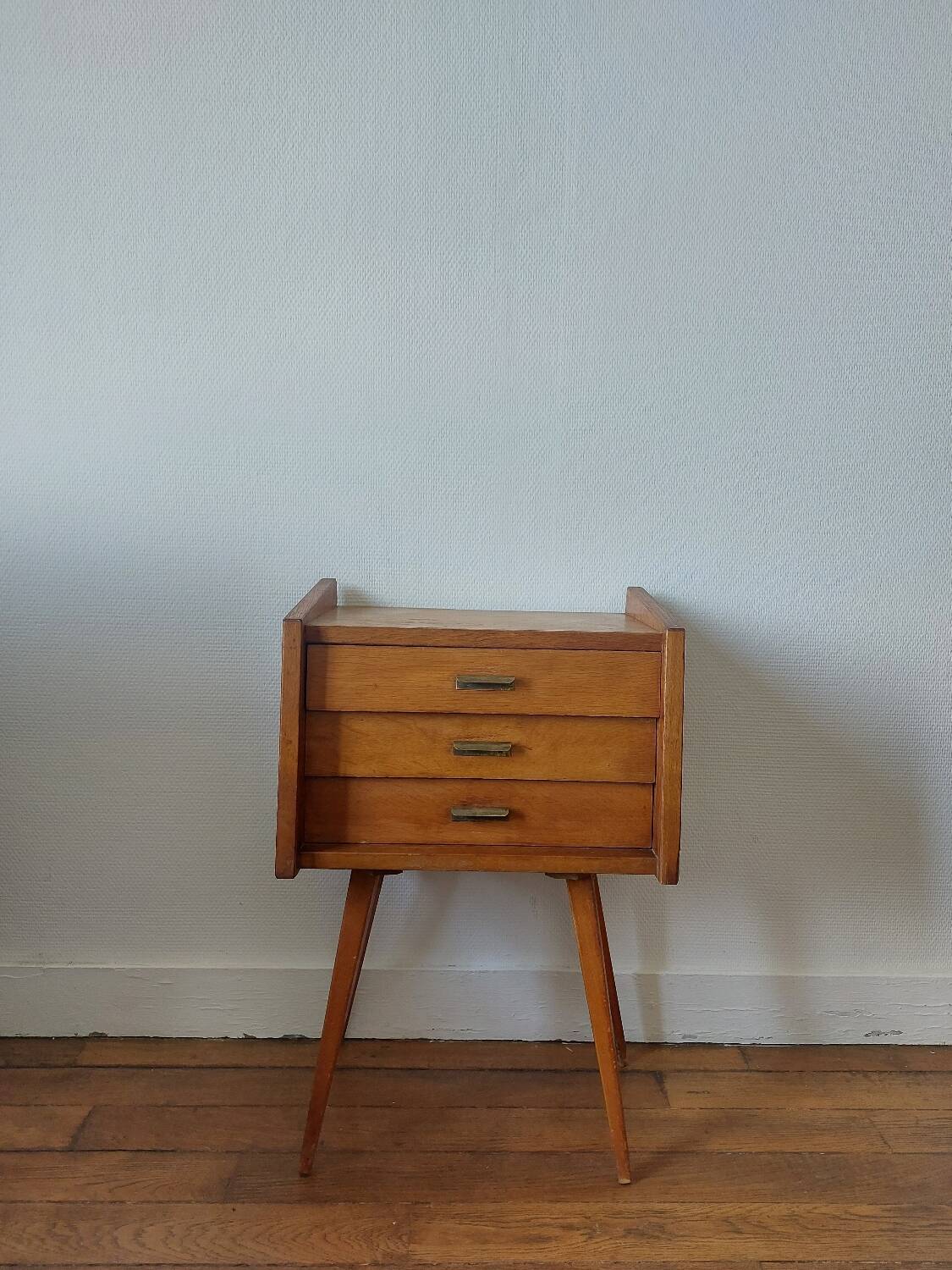 Compass feet bedside table