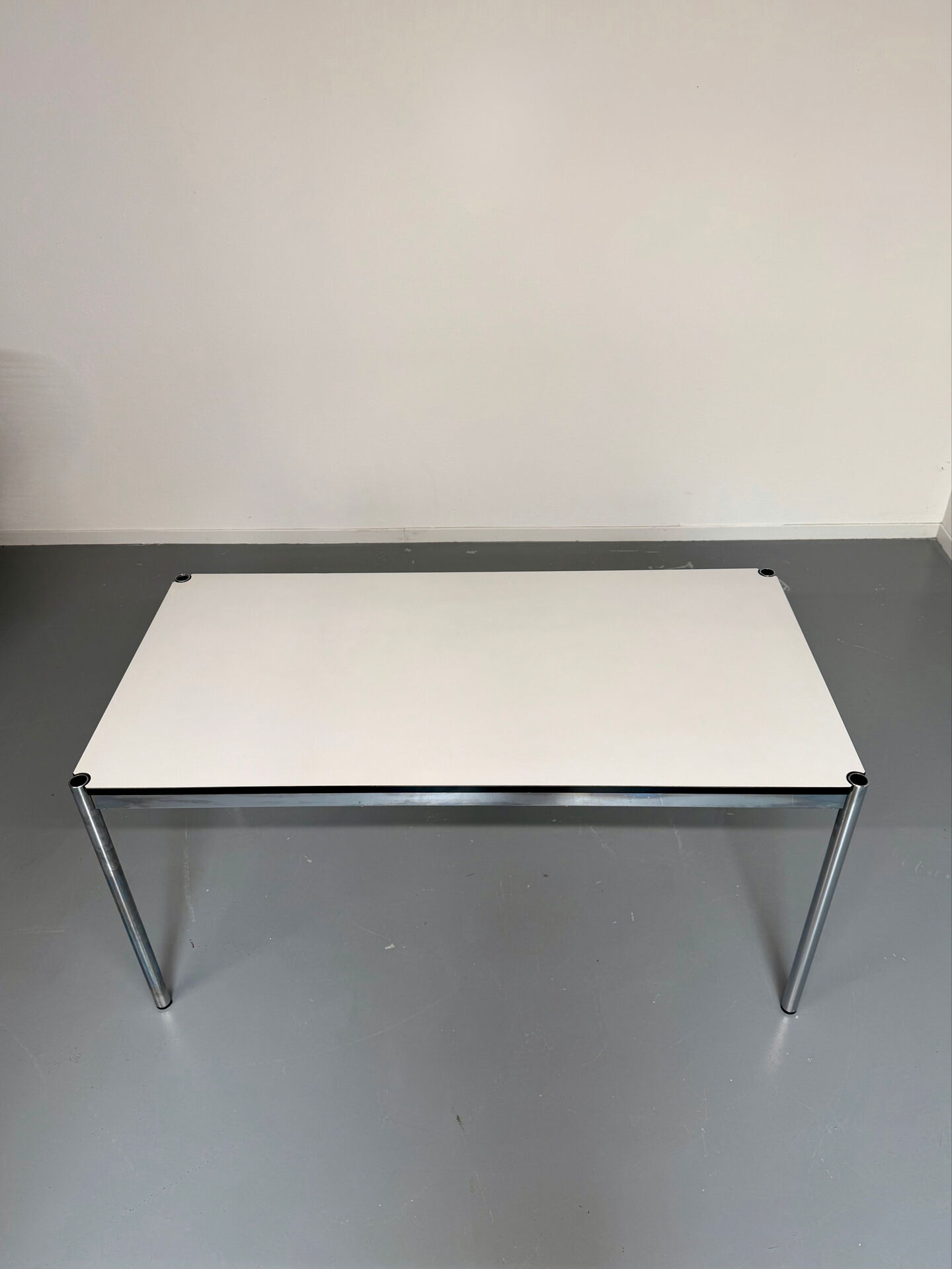 Bureau ou table design USM Haller plateau blanc structure métal