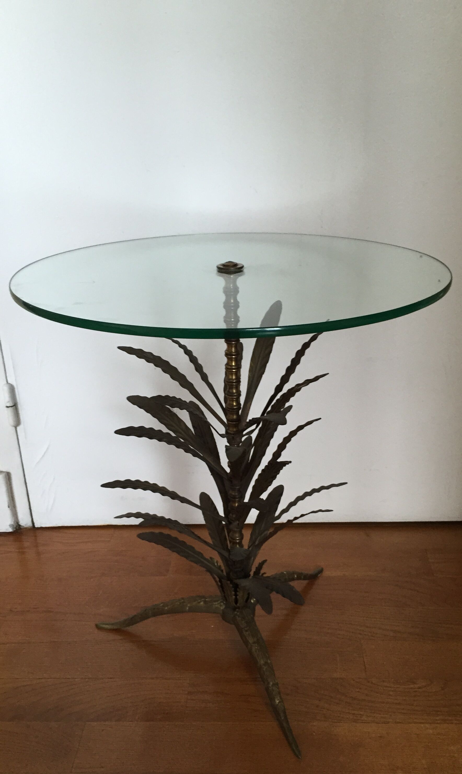Vegetal leg table with glass top