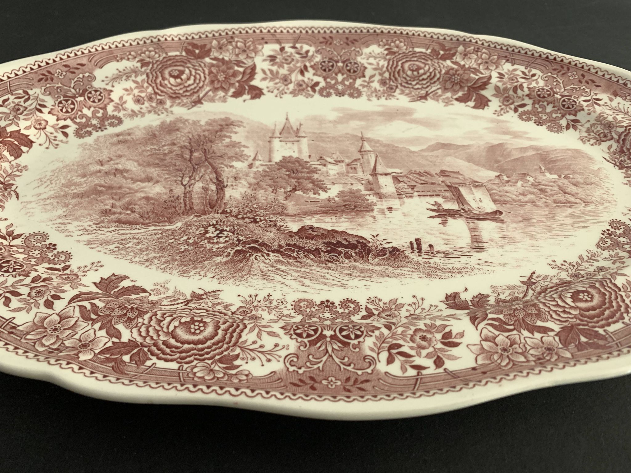 Oval flat Villeroy and Boch, model Burgenland red