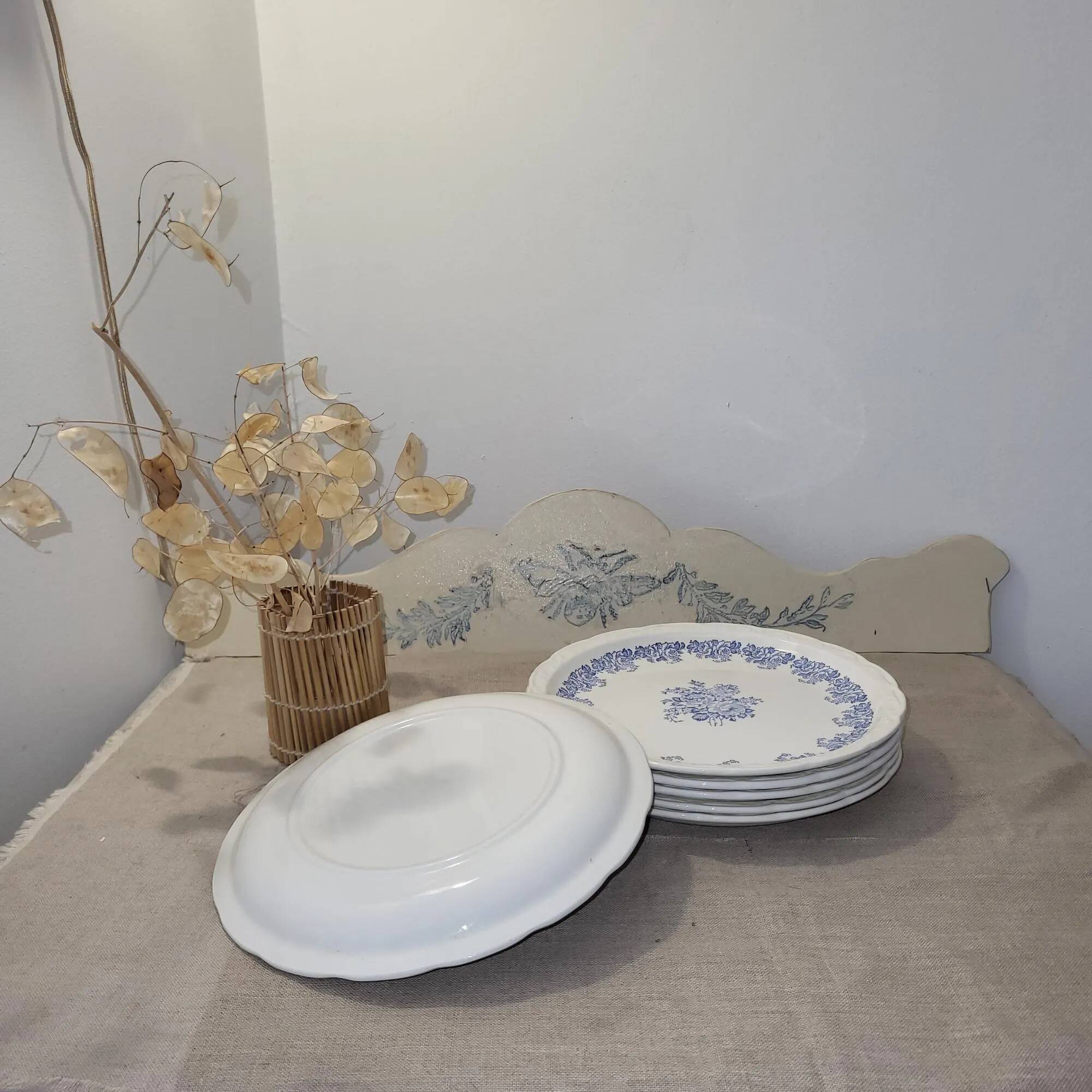 Superb service of 6 antique plates with blue floral decoration - Scalloped edge