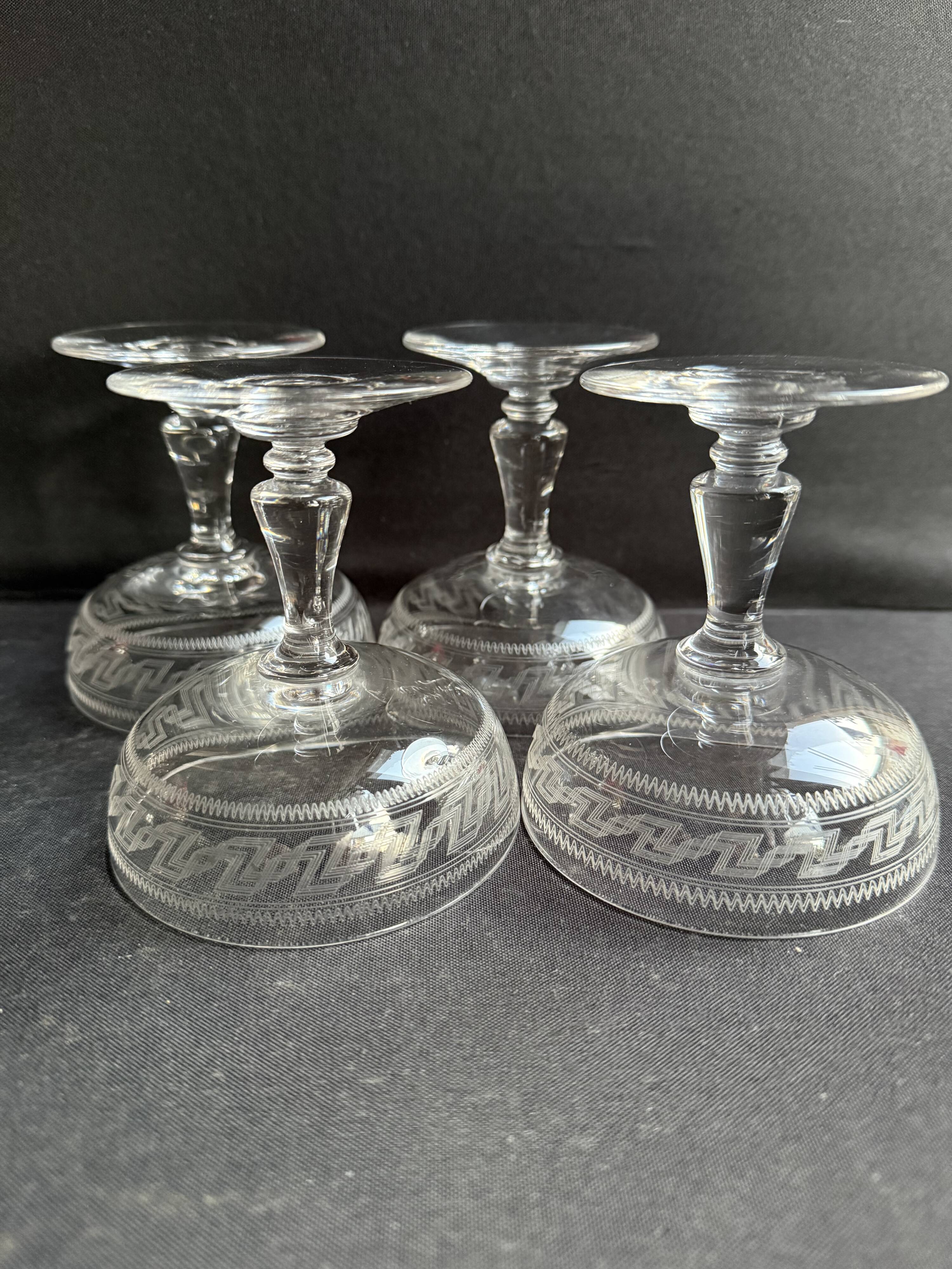4 coupes à champagne Baccarat gravure Grecque inclinée