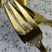 Fourchettes à dessert en métal doré 