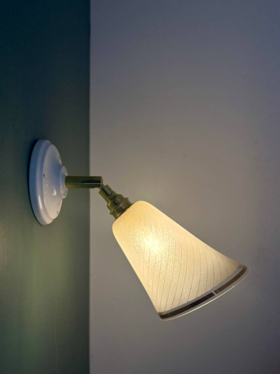 Applique tulipe vintage en verre granité blanc et doré