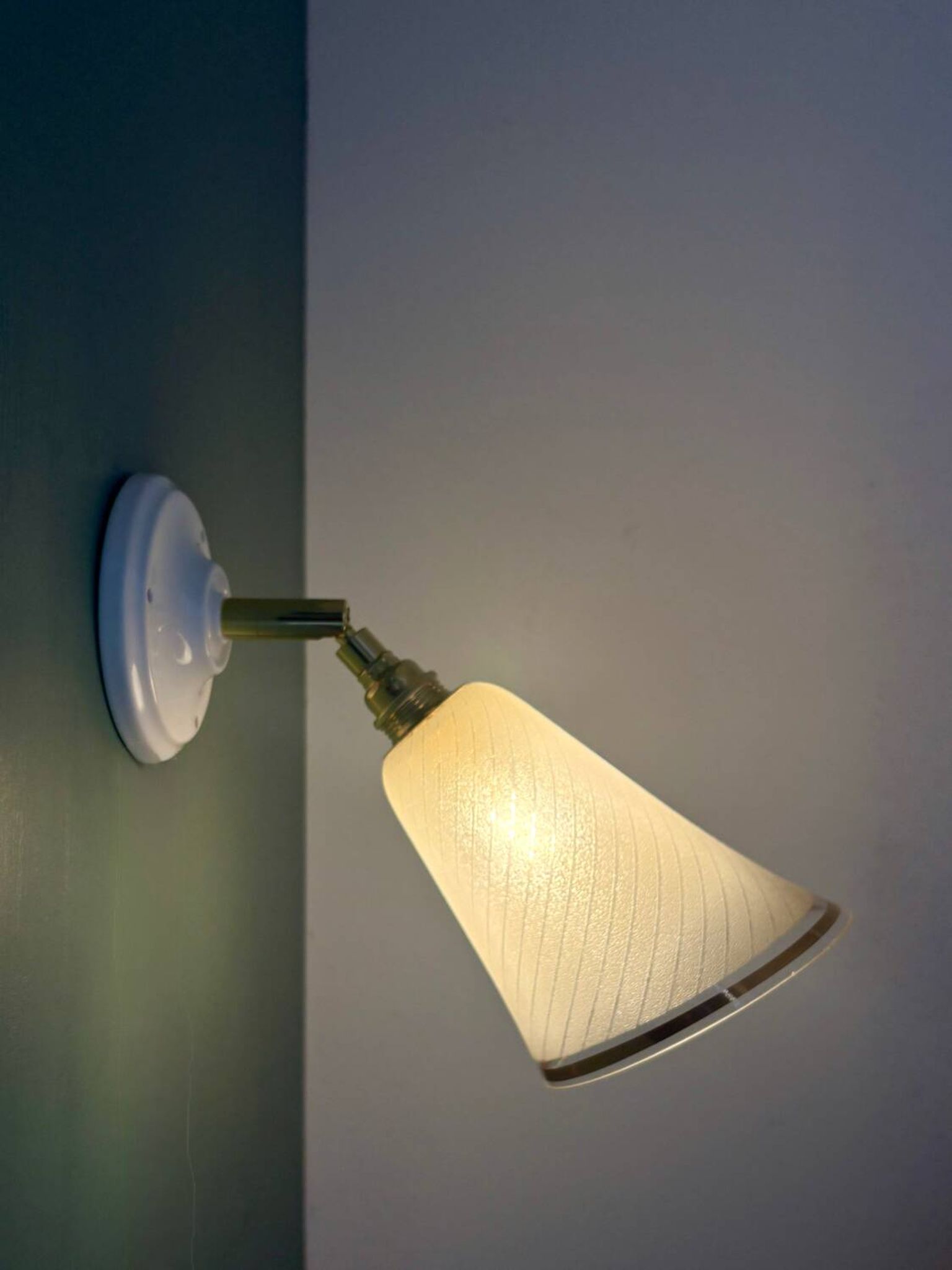 Vintage tulip wall lamp in white and gold granite glass