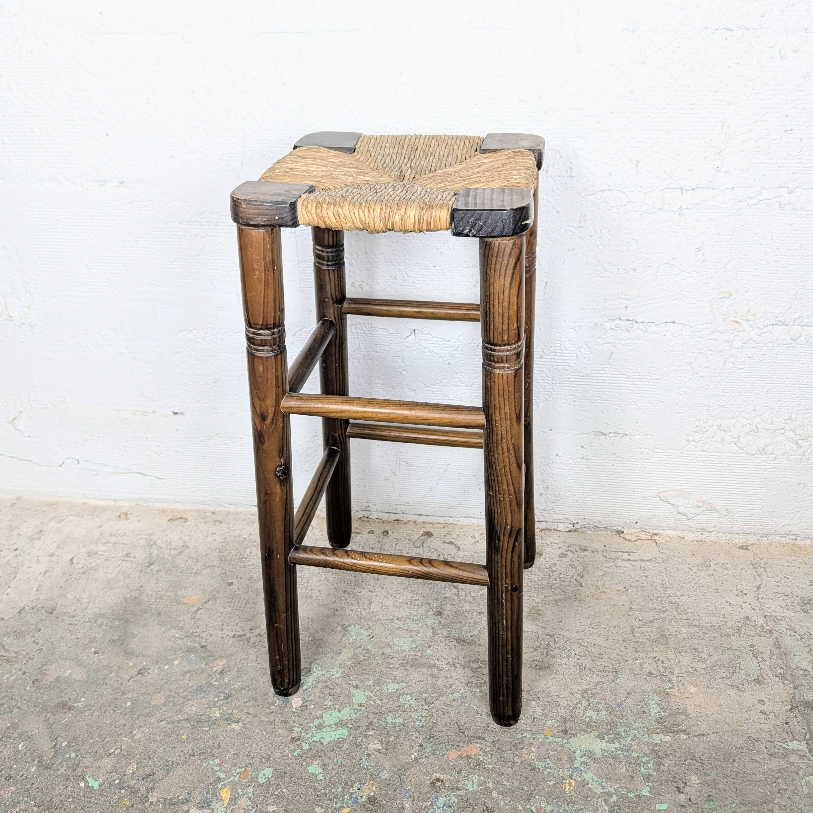High stool in wood and straw