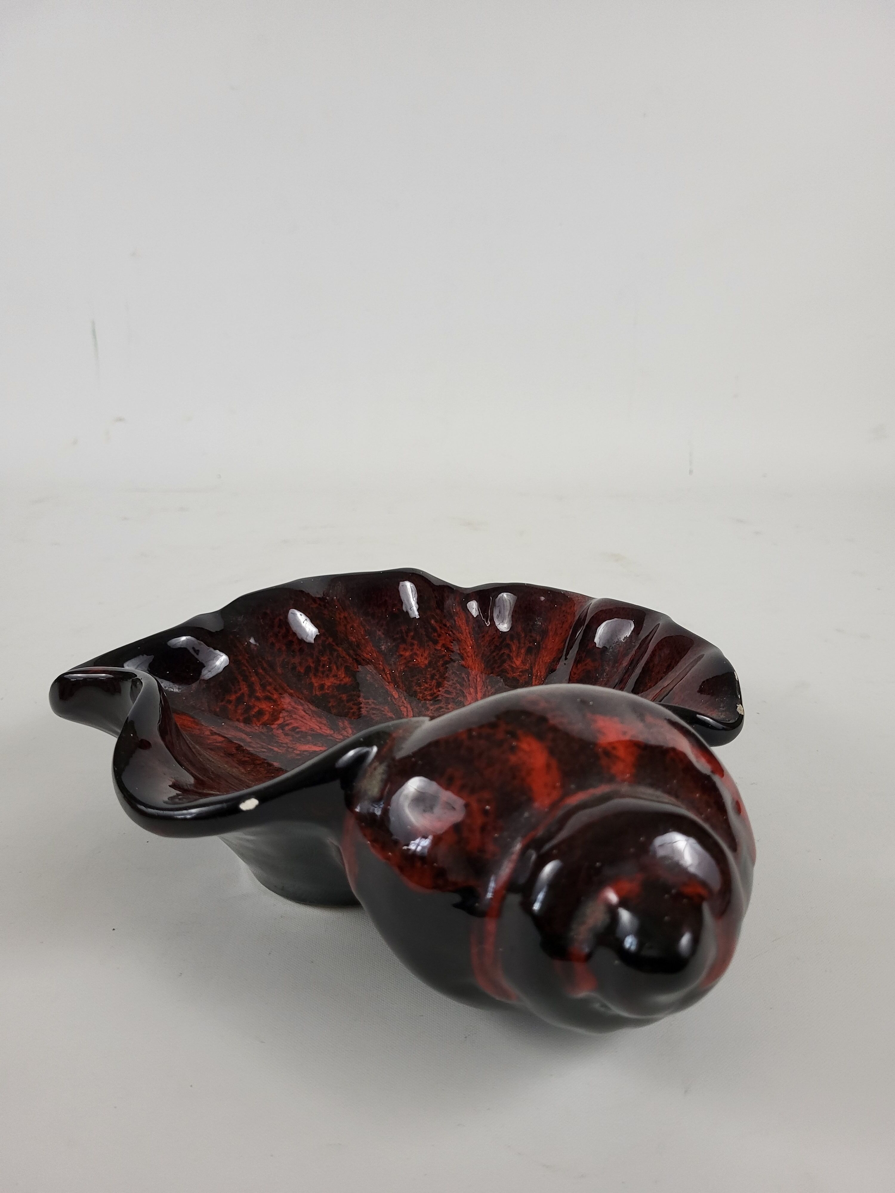 Empty ceramic pocket in the shape of a shell