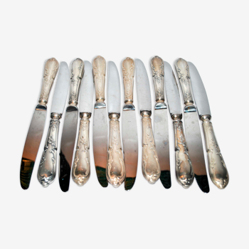 Série de 12 couteaux de table vintage en métal argenté